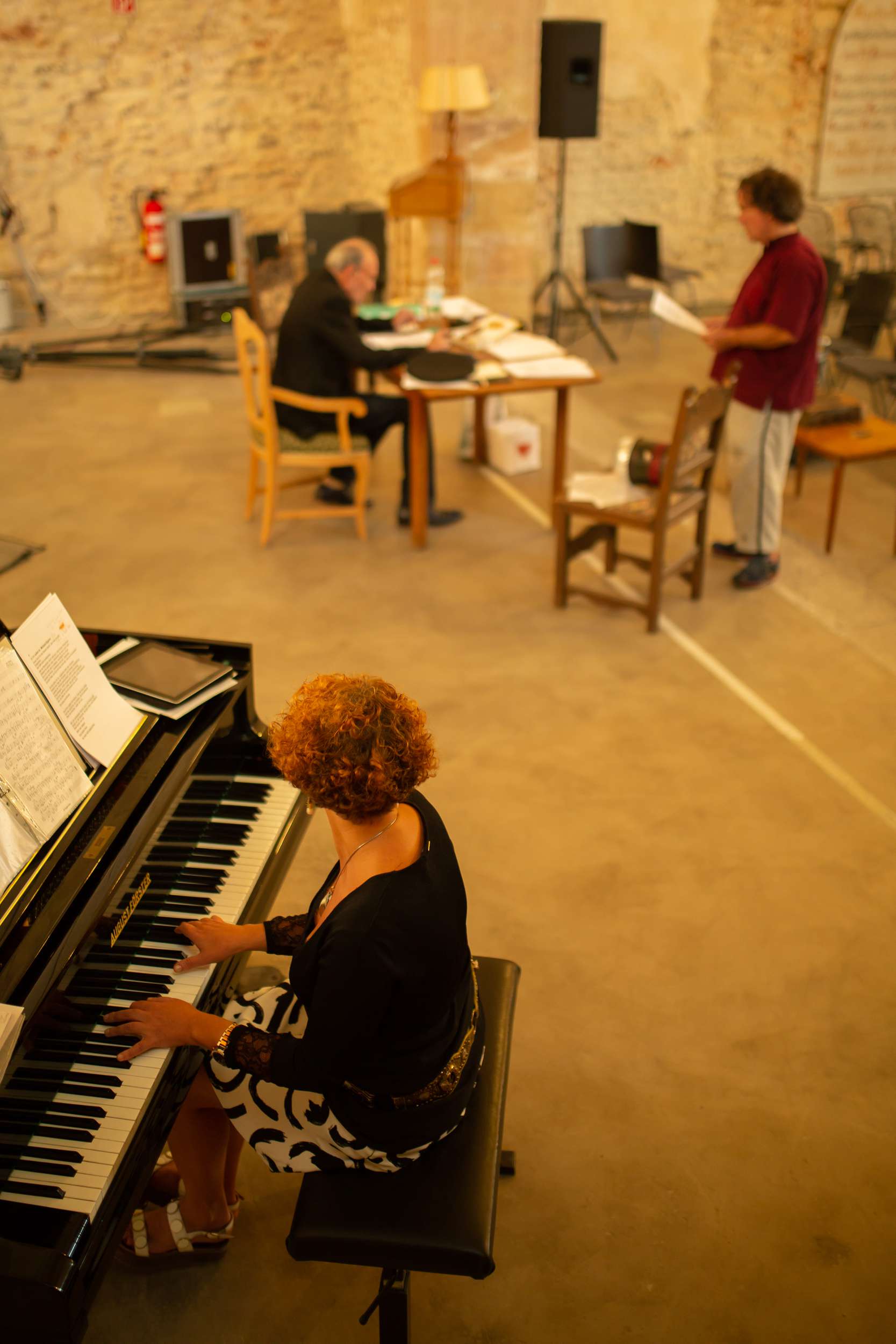 Letzte Abstimmungen zwischen Michael Mendl und Lora Kostina, Pianistin und Komponistin.