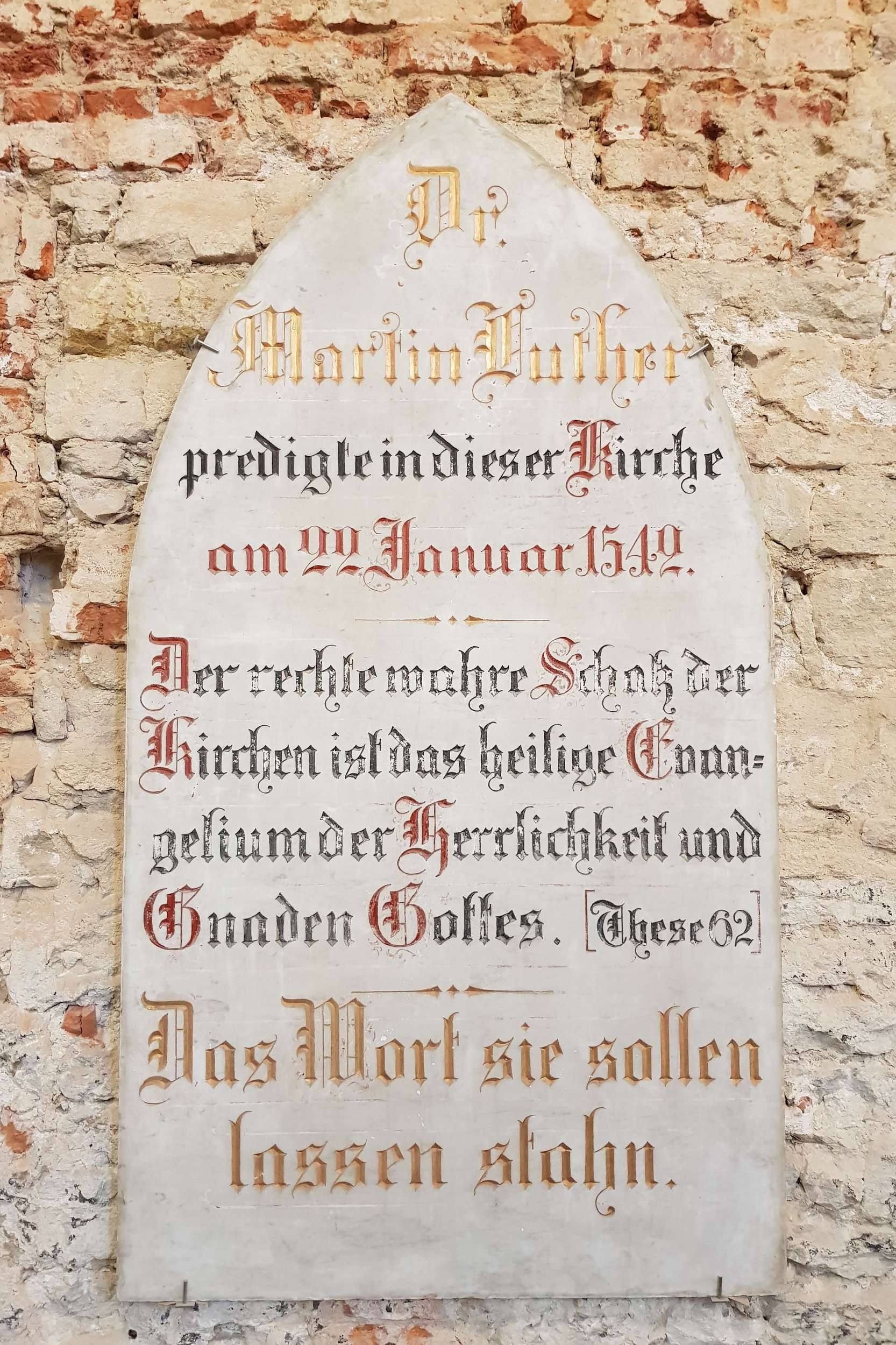Eine Tafel die darüber informiert, dass Martin Liuther in dieser Kirche predigte.