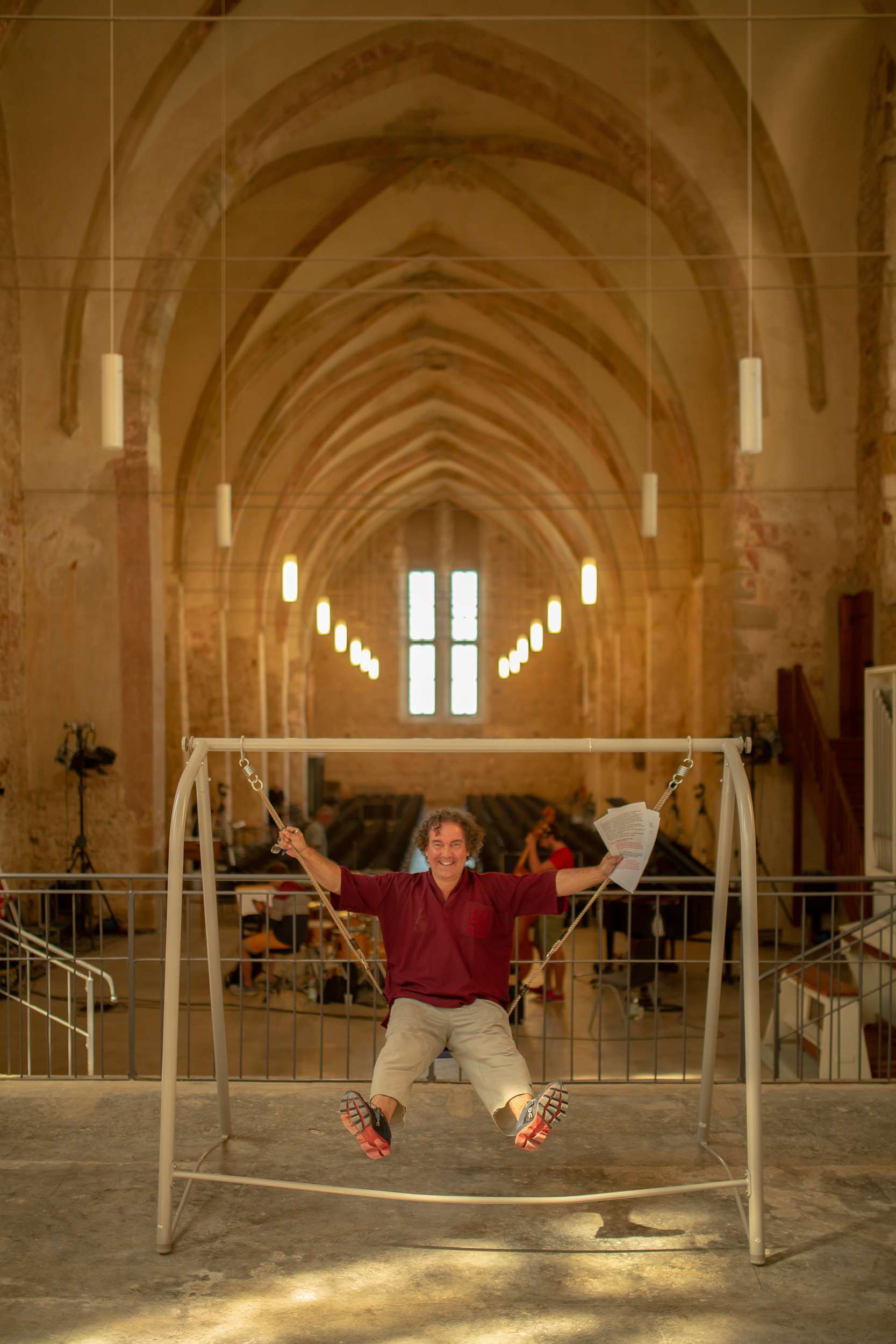 Beat Toniolo sitzt auf einer Hollywoodschaukel im Franziskanerkloster in Zeitz.