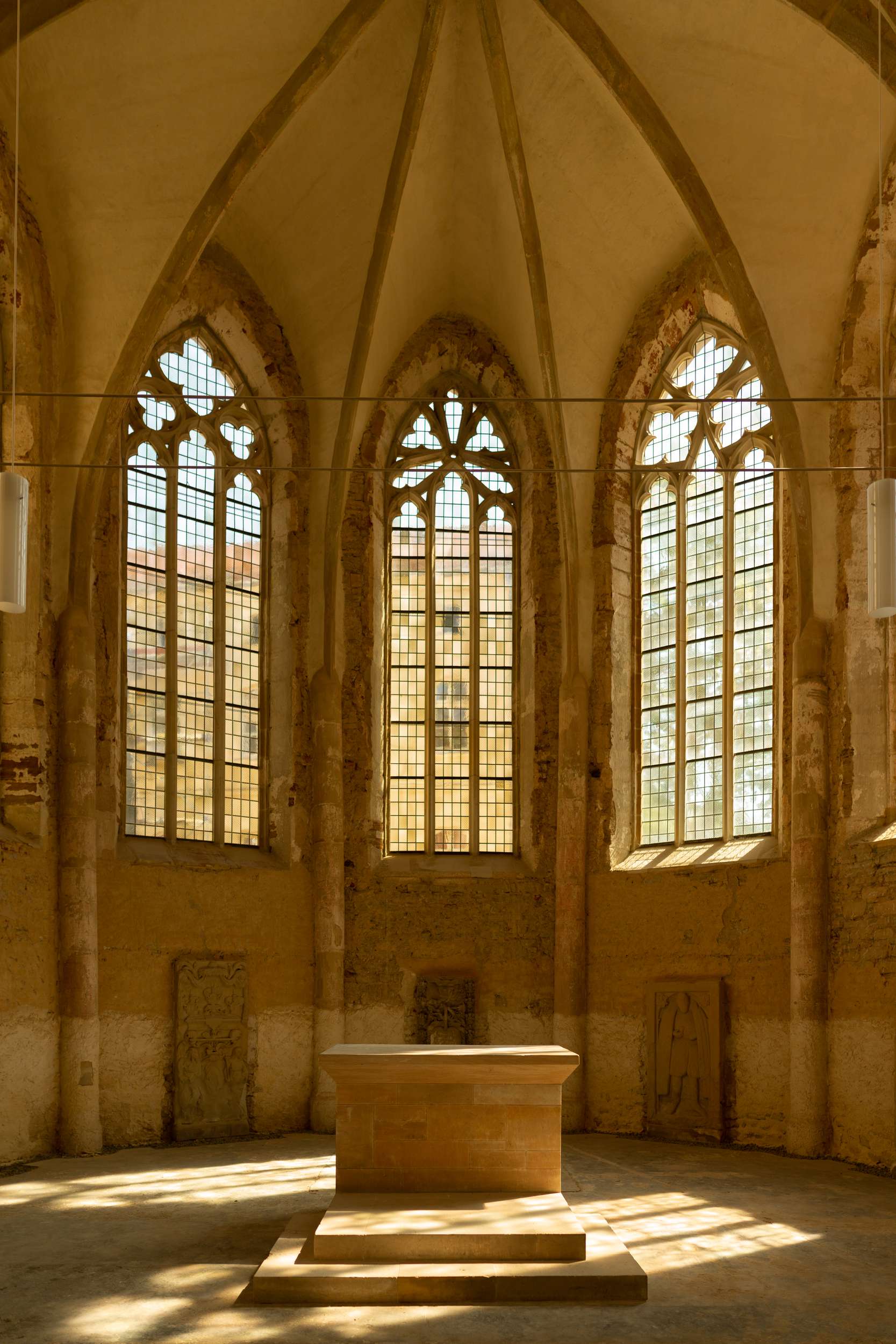 Der Altar der Kirche im ehemaligen Franziskanerkloster Zeitz.