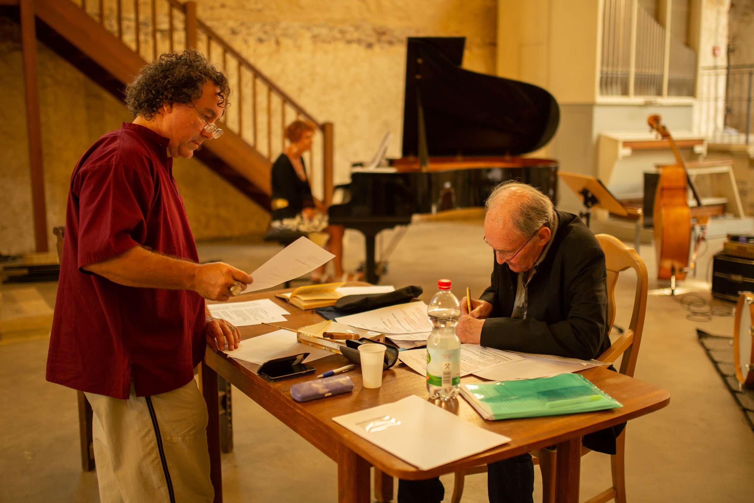 Michael Mendl und Beat Toniolo setzen die letzten Korrekturenvor der Aufführung um. 