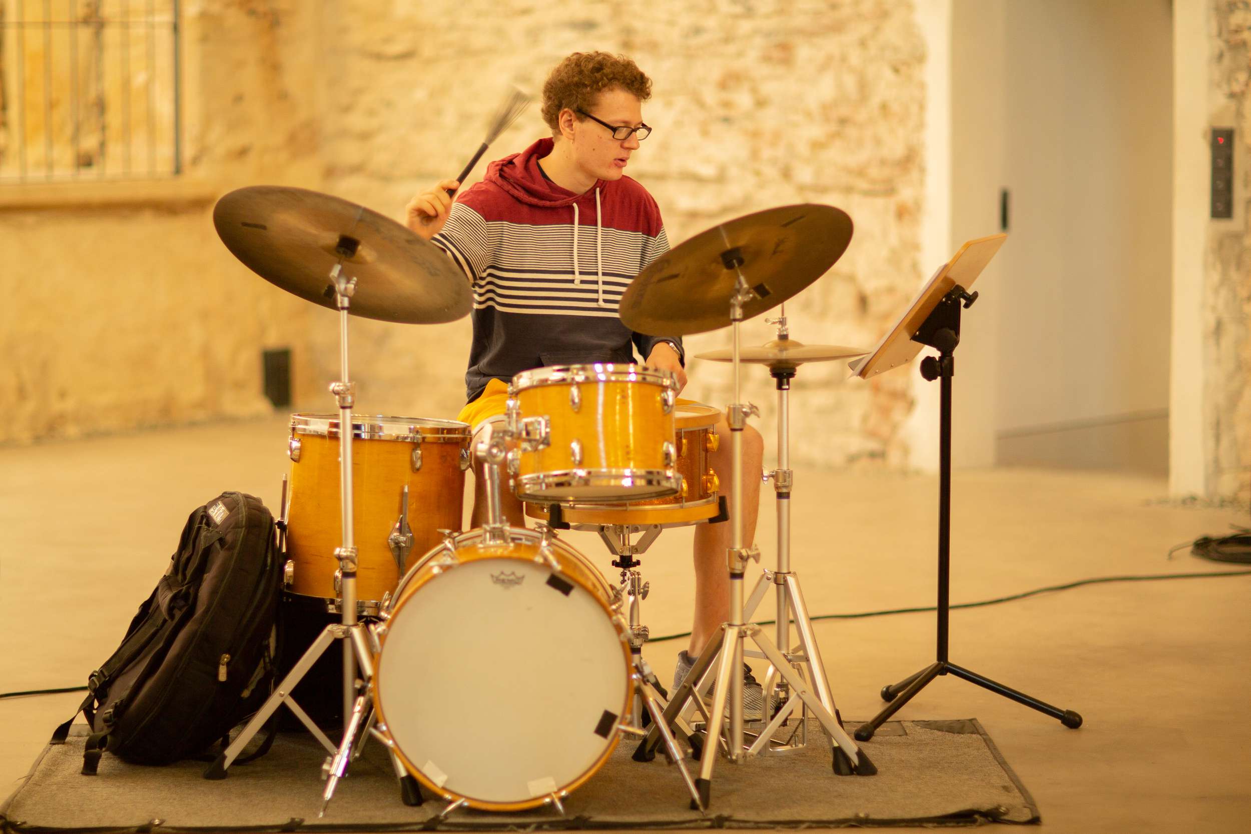 Am Schlagzeug des Lora Kostina Trios sitzt Tom Friedrich.