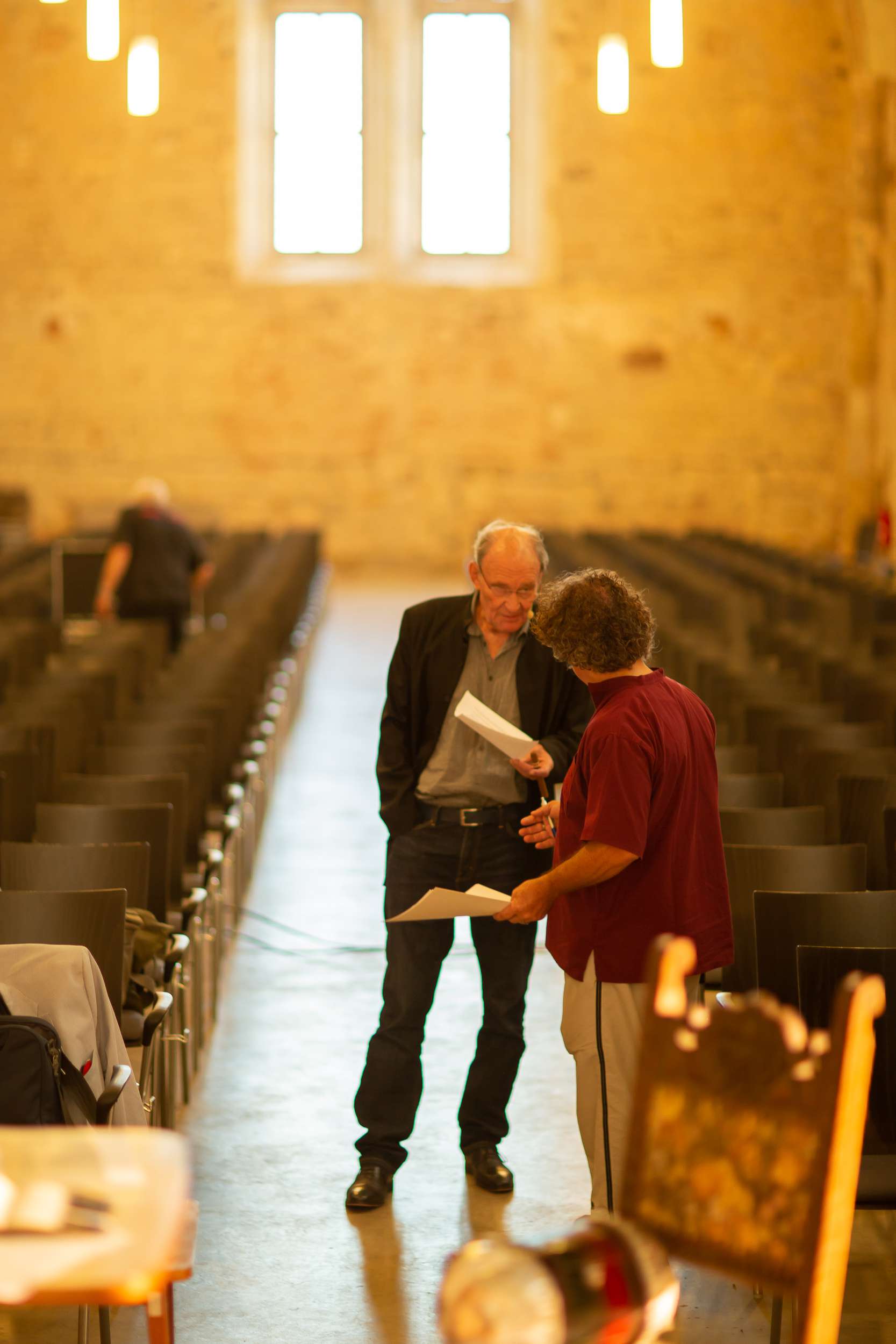Auch der Zuschauerraum wird mit einbezogen und während der Probe vorbereitet.