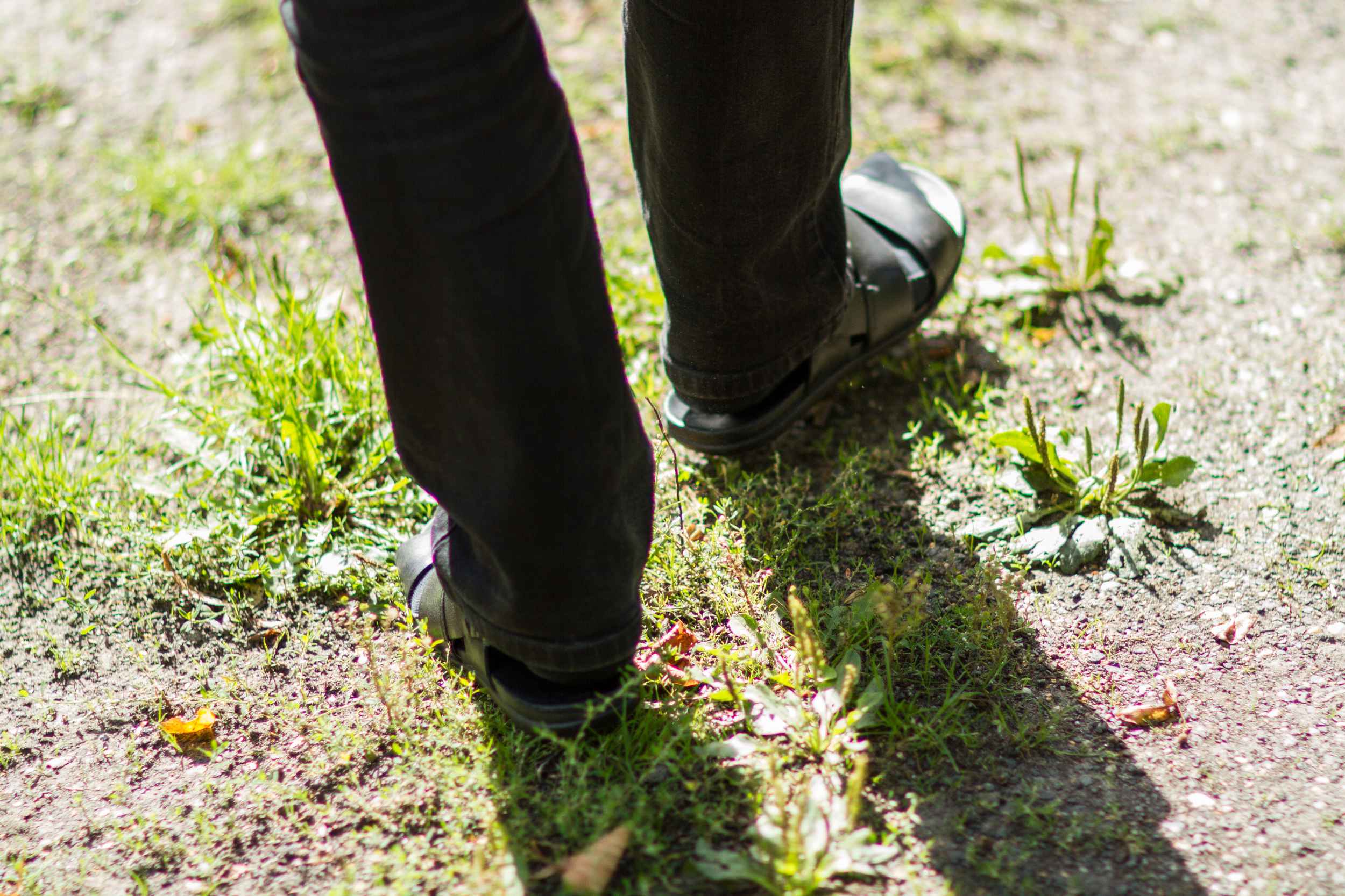 Eine Großaufnahme von Bertram Weisshaars Schuhen.