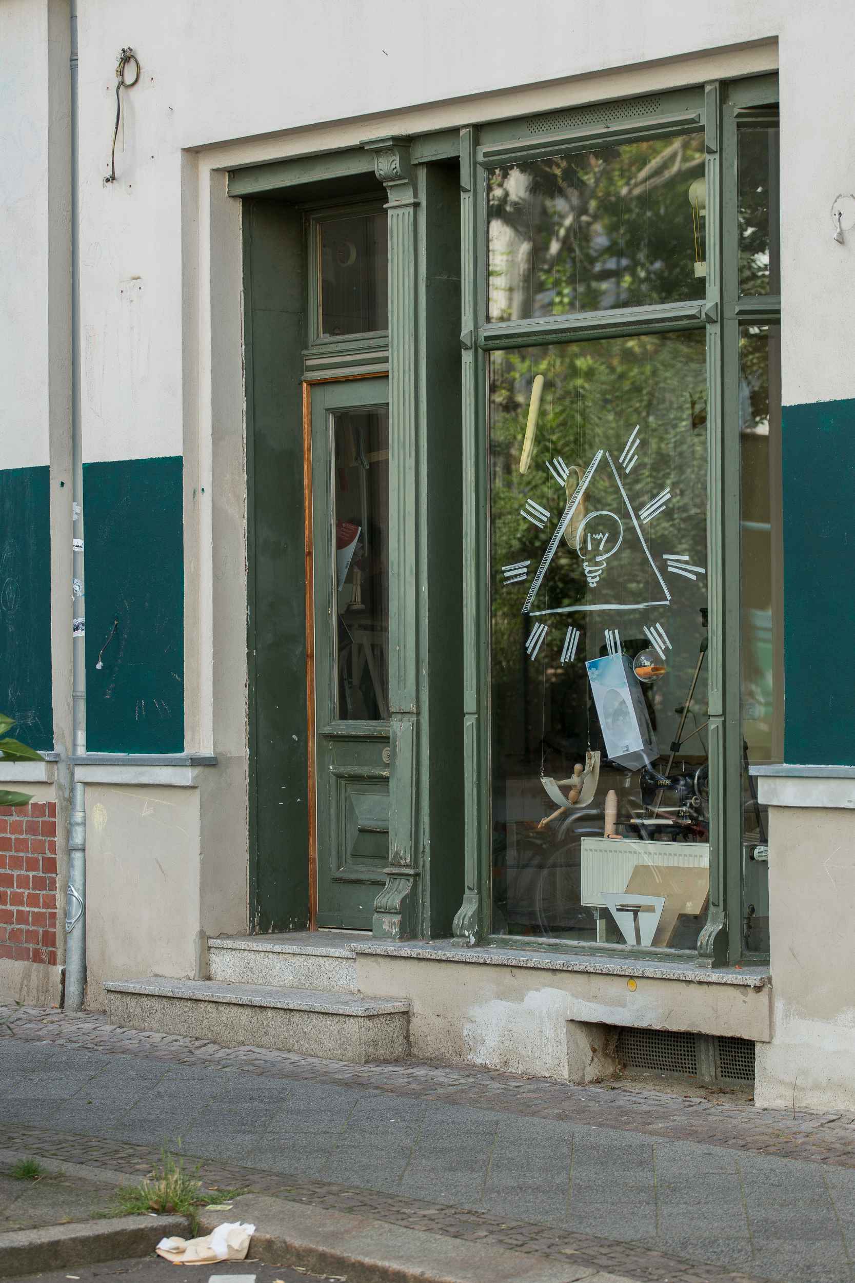 Fassade eines Geschäfts in der Merseburger Strasse in Leipzig.