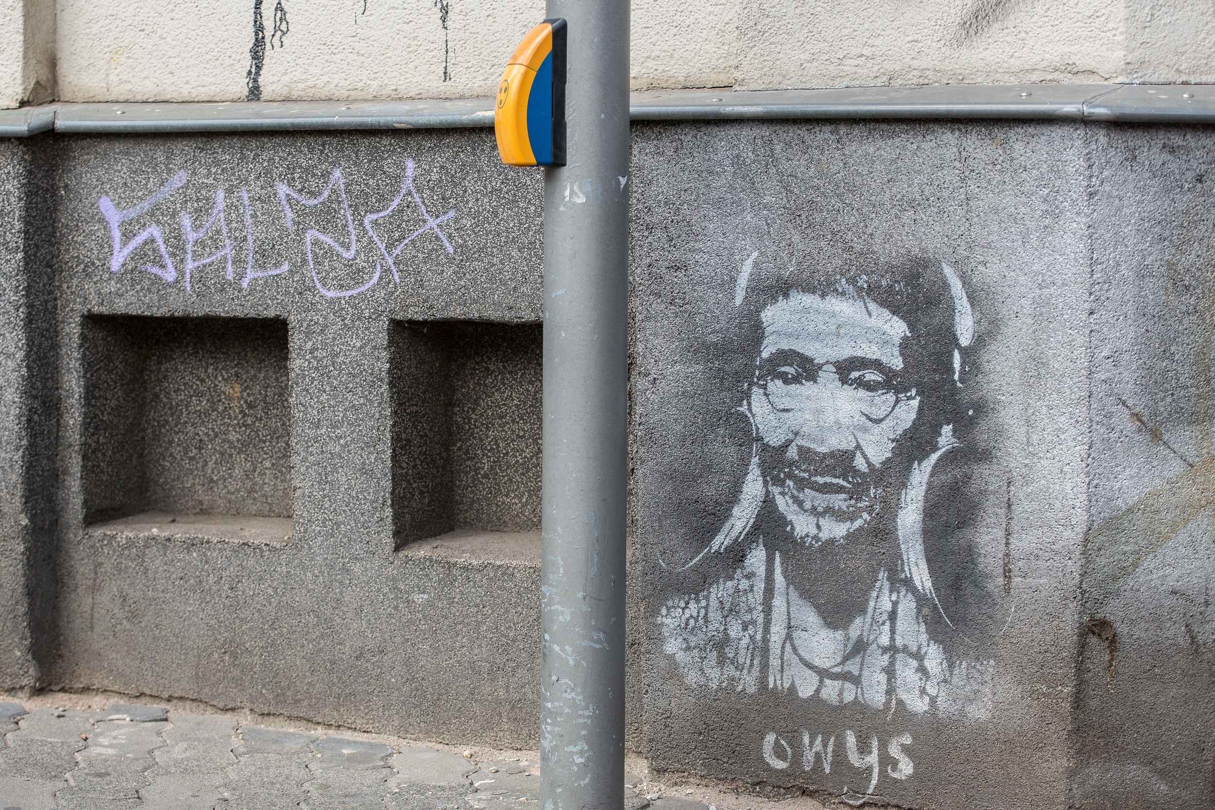 Ein Graffiti eines Indianers vor einer Ampel in der Merseburger Straße.