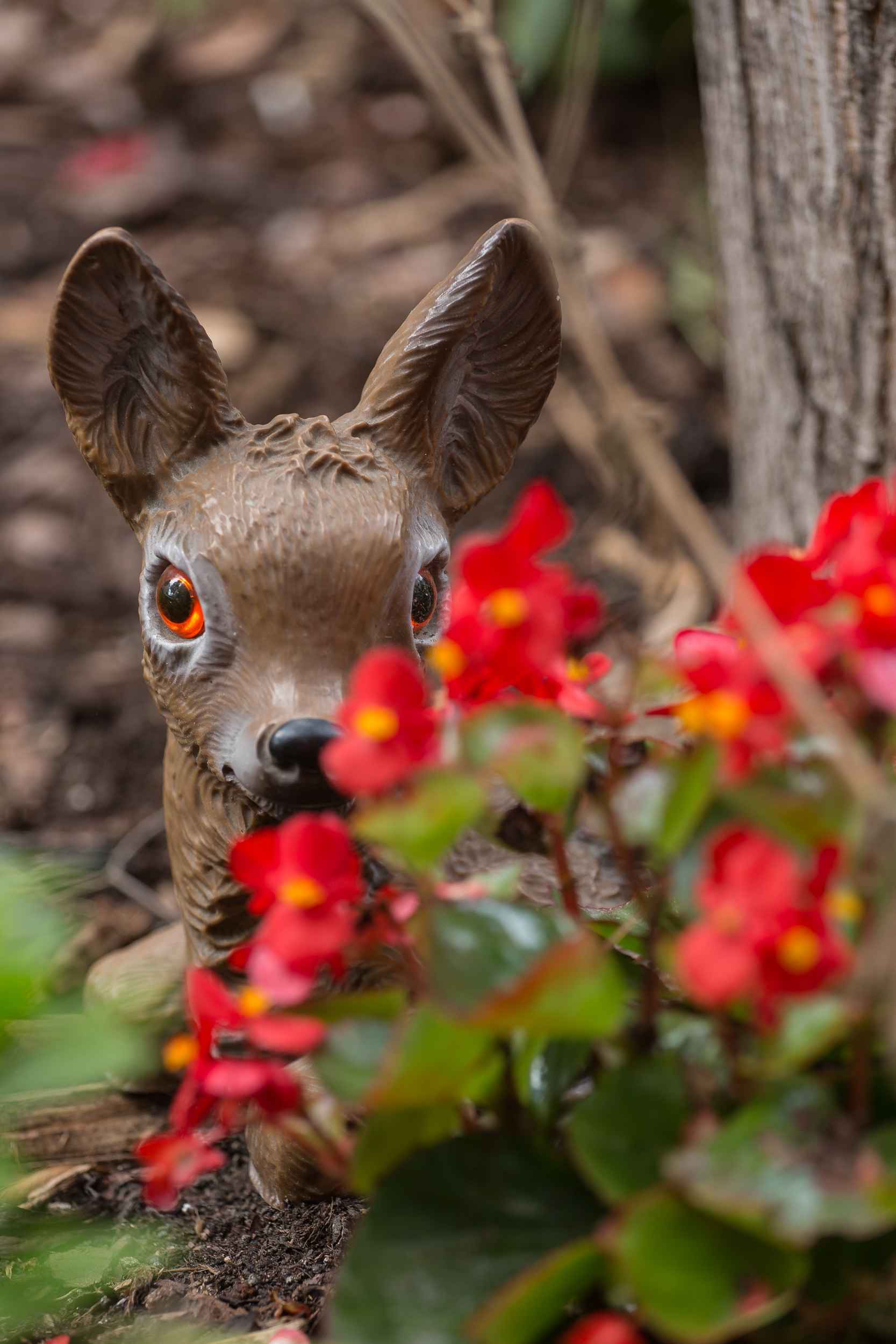 Figuren in einem Beet in der Merseburger Strasse.