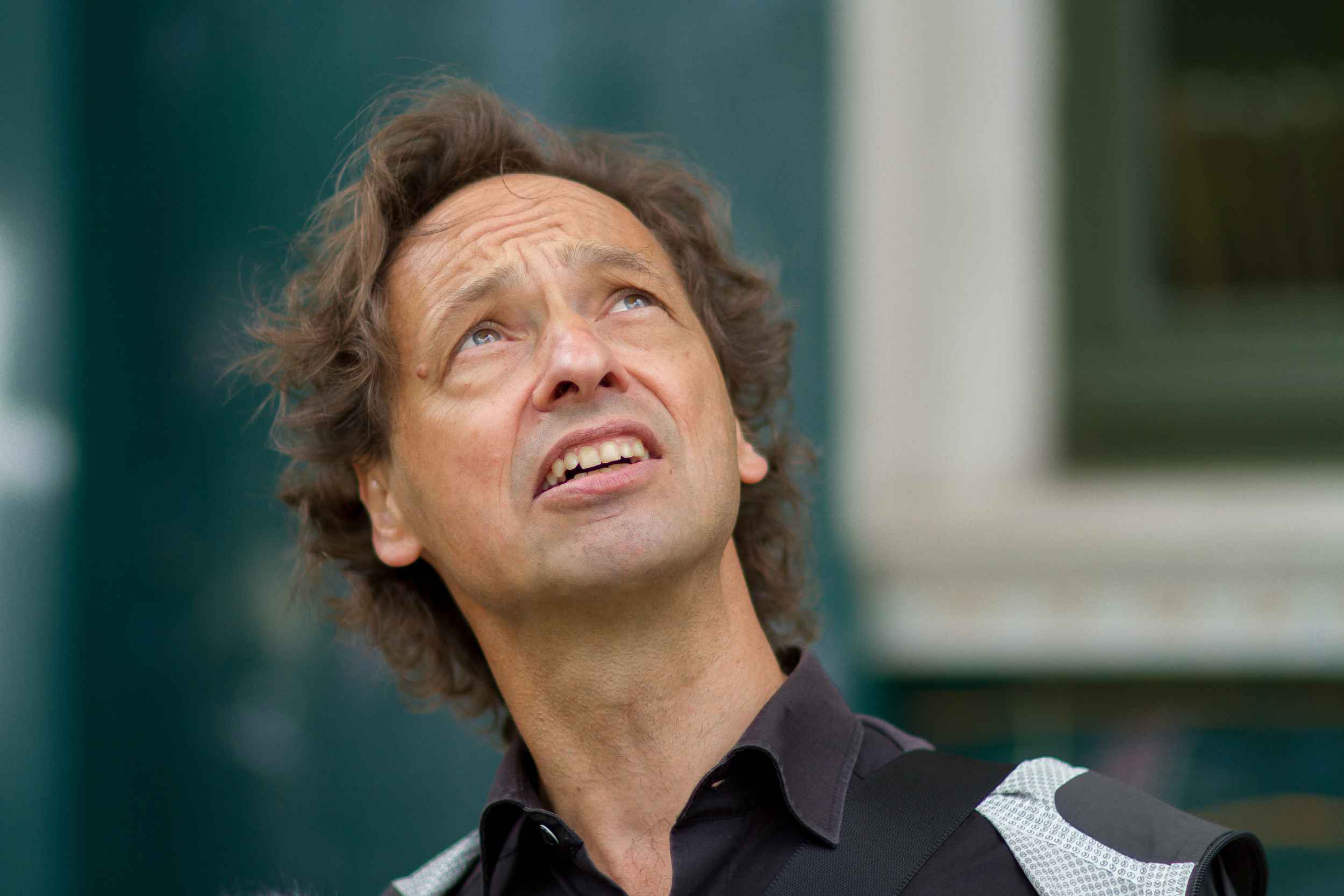 Bertram Weisshaar schaut nach oben und versucht einen Text zu entziffern.