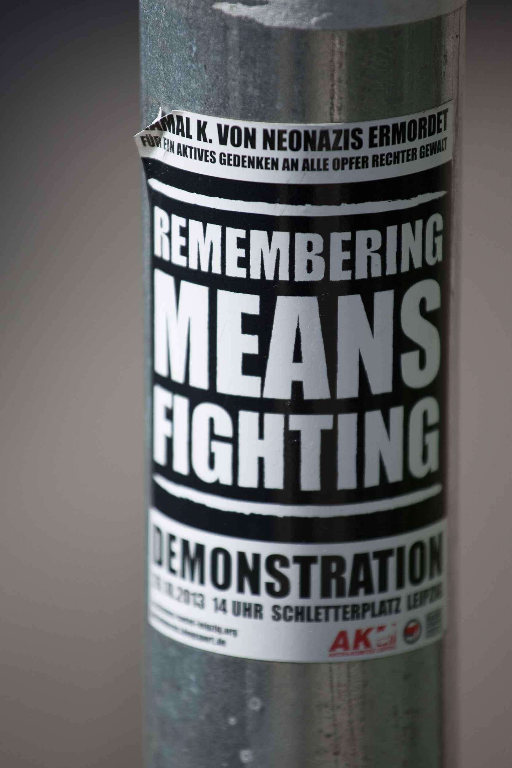 An einem Laternenpfahl klebt ein Spucki.