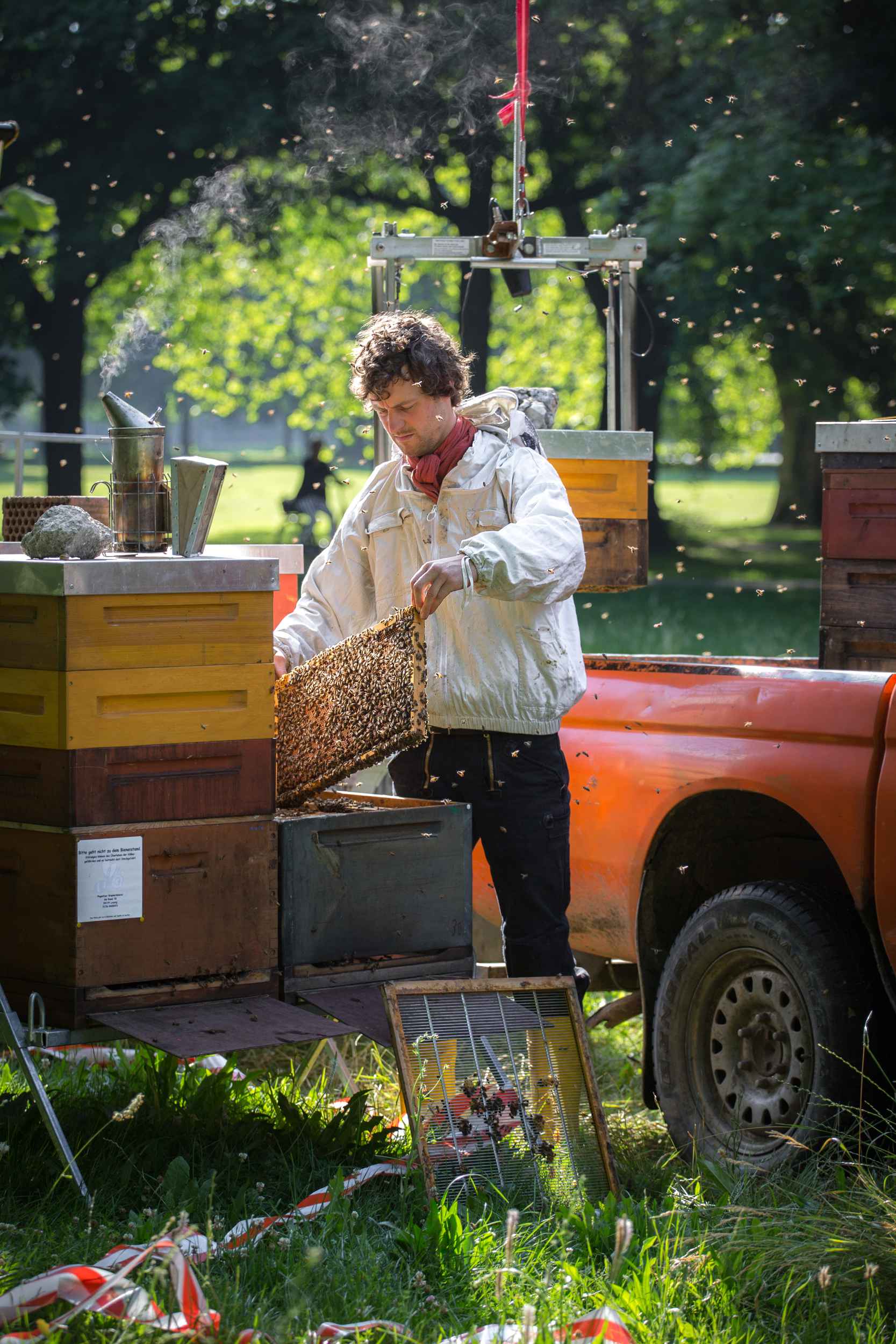 Christopher Mann bei seiner Arbeit als Imker im Clara-Zetkin-Park in Leipzig.