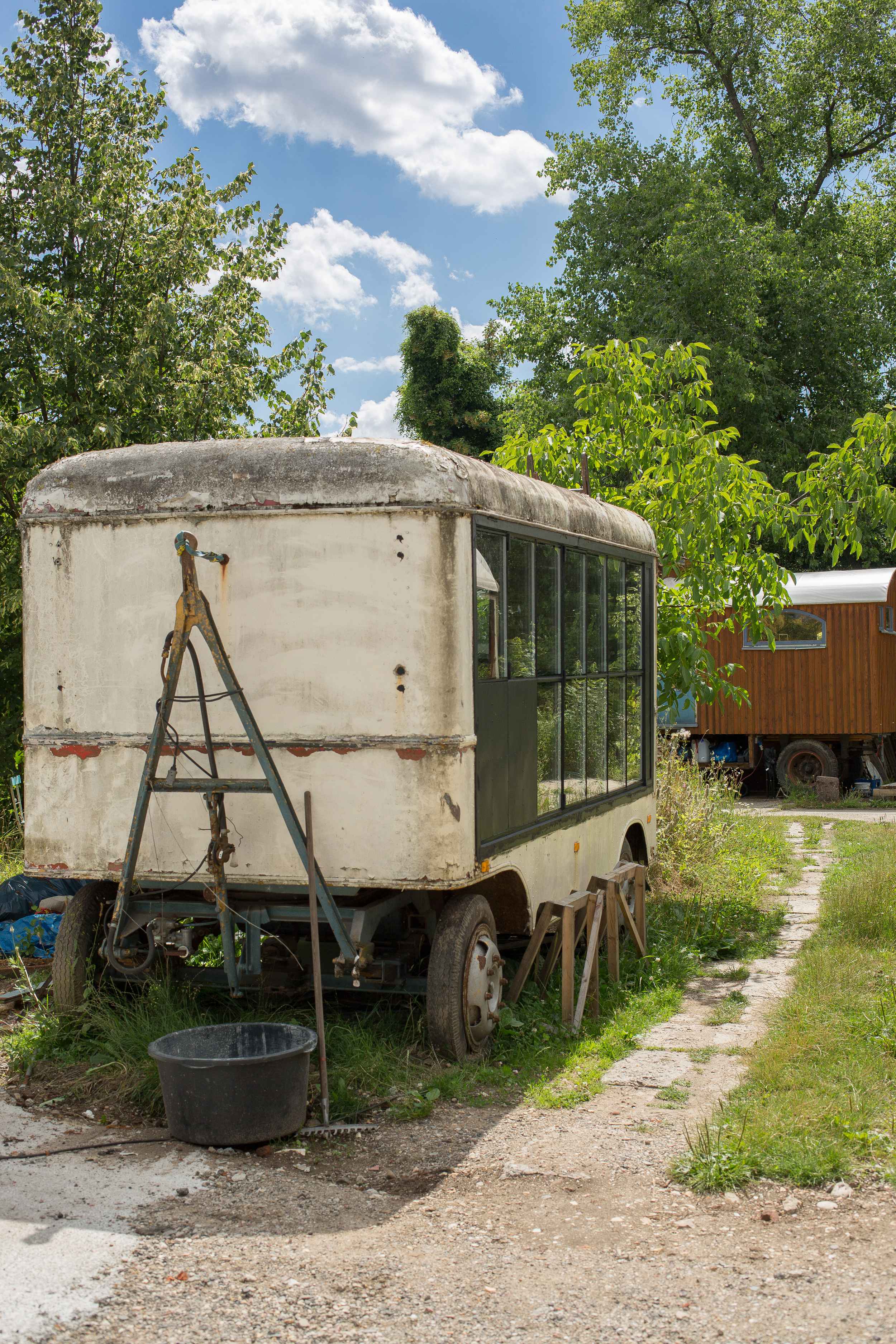 Ein Bauwagen auf dem Wagengelände in Leipzig Plagwitz.