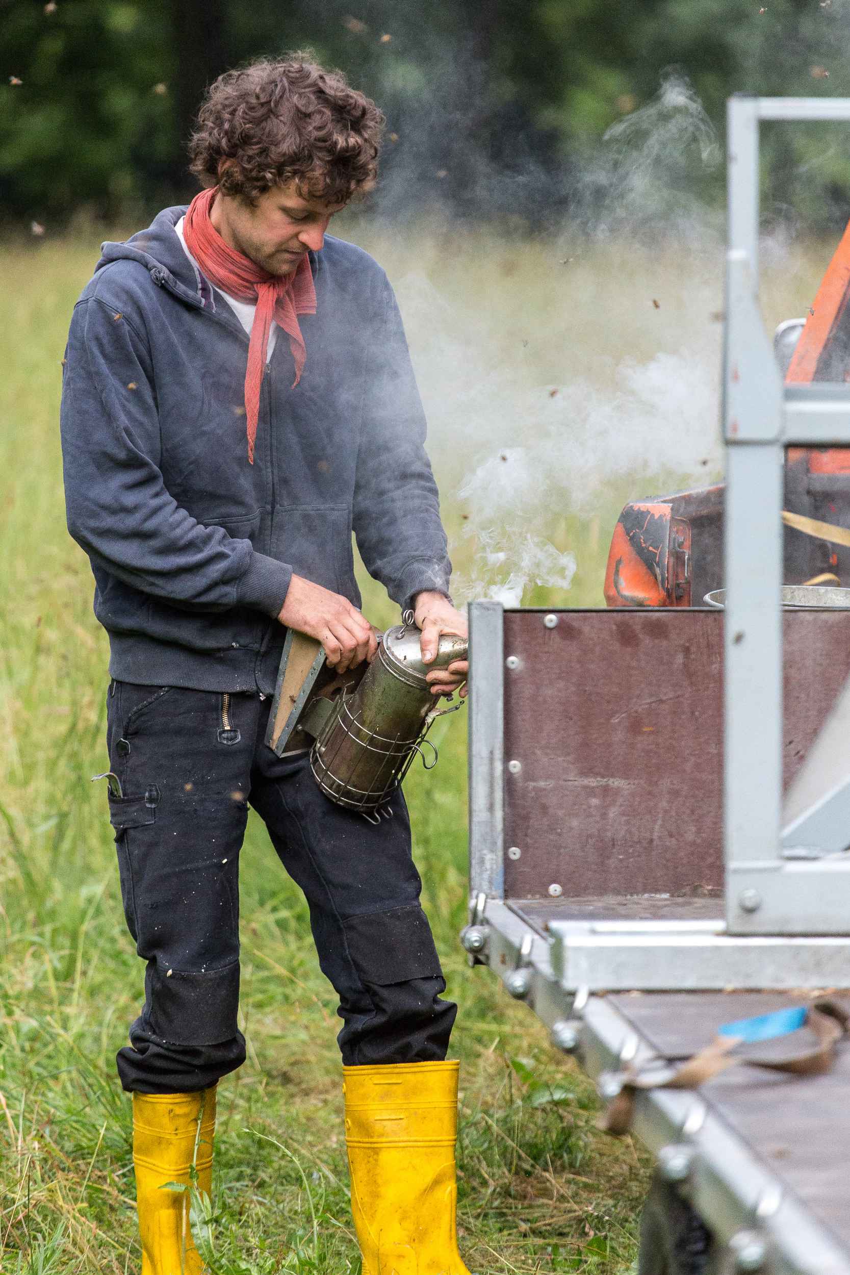 Christopher Mann räuchert die Bienenstöcke ein, um die Bienen zu beruhigen.