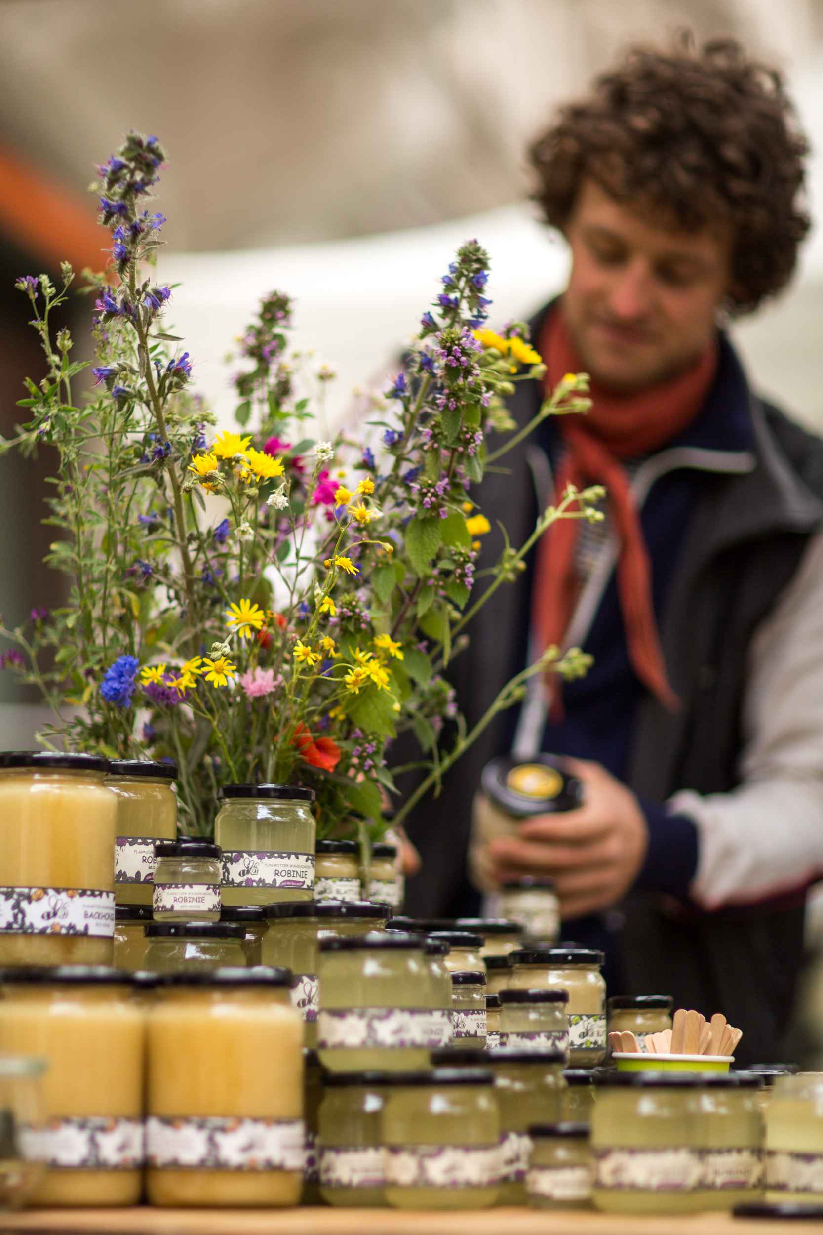 Christopher Mann an seinem Stand während des Westbesuchs auf der Karl Heine Straße.