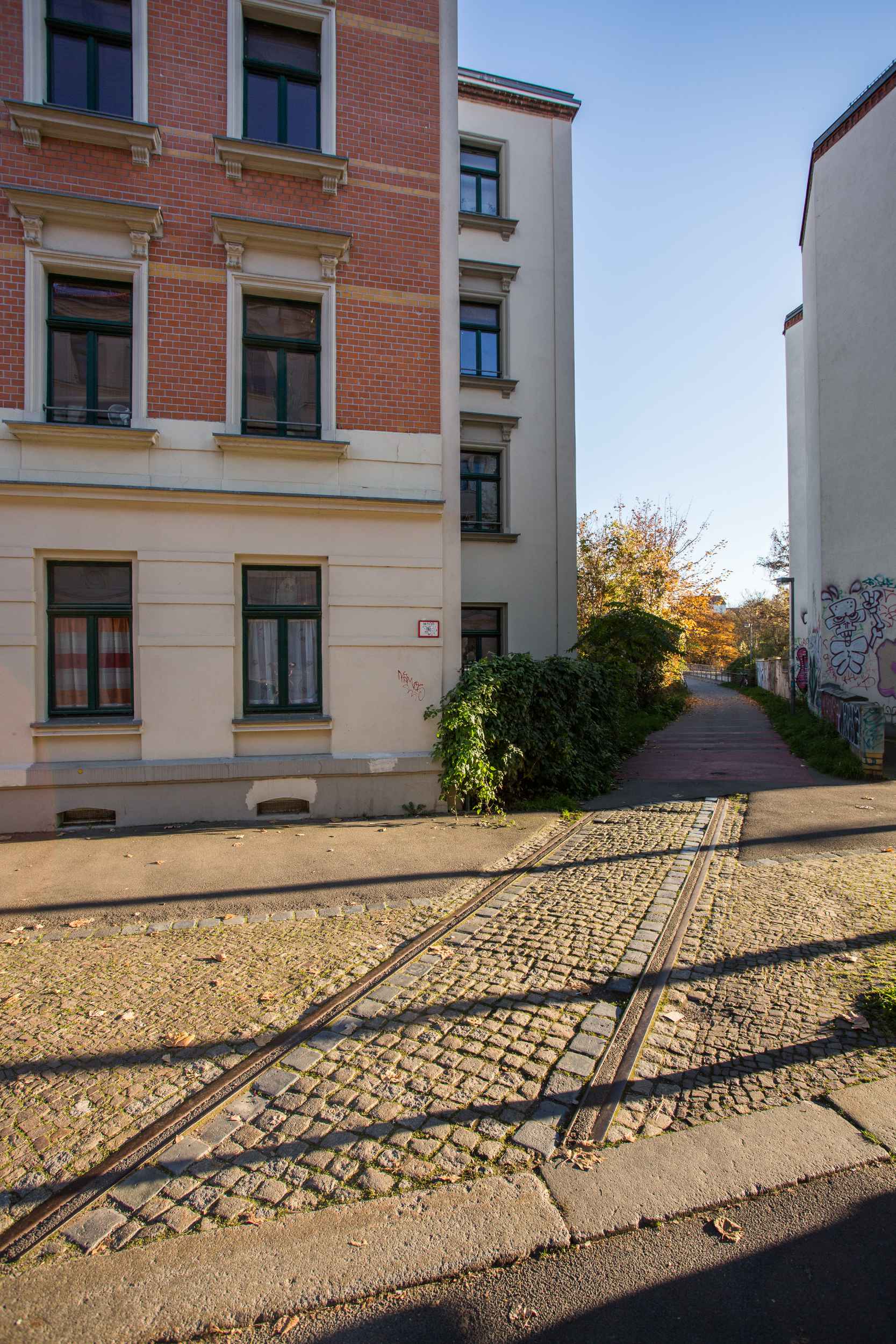 Eine ehemalige Industriegleisverbindung wurde 2004 in eine Wegeverbindung umgewandelt: die „Grünen Gleise” Leipzig Plagwitz.