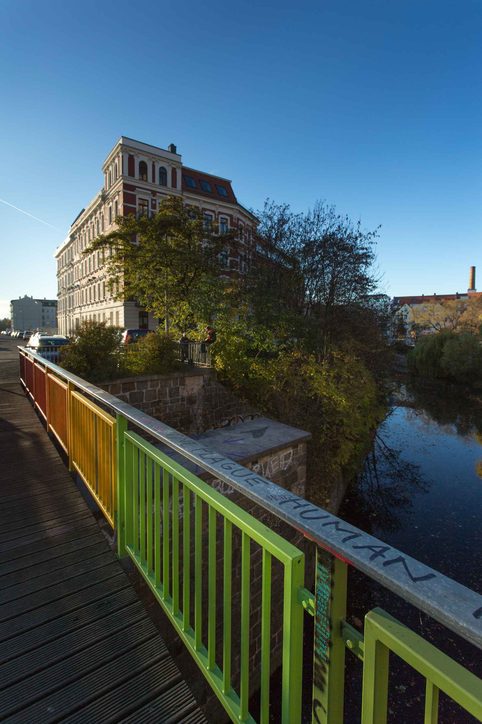 Eine Brücke als Wegeverbingung, die Fußgängerbrücke über den Karl-Heine-Kanal, die die beiden Teile der Aurelienstraße miteinander verbindet. Seit Herbst 2015 regenbogenfarben angesprüht