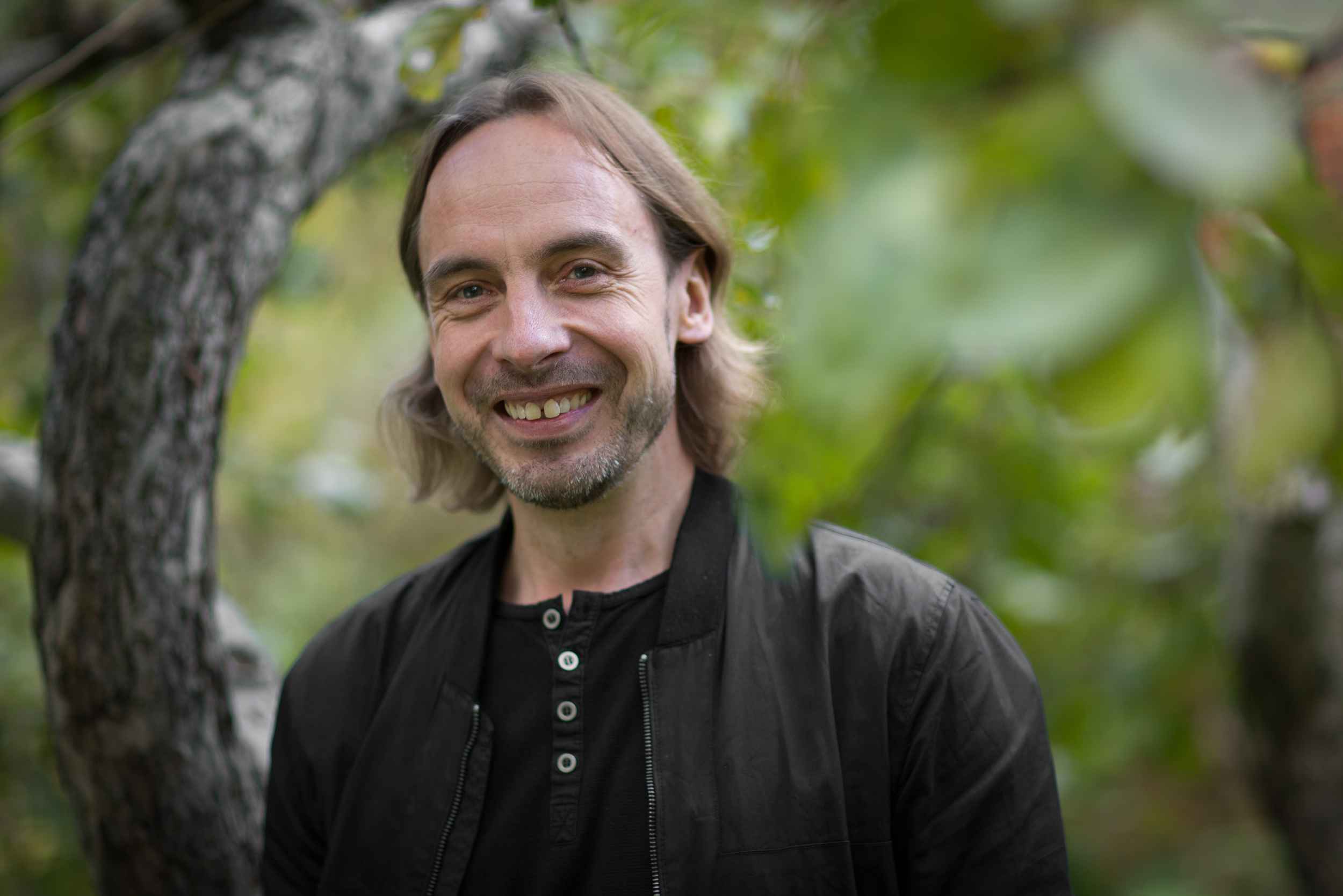 Fritjof Mothes im idyllischen Garten des HausHalten e. V. an der Lützner Straße