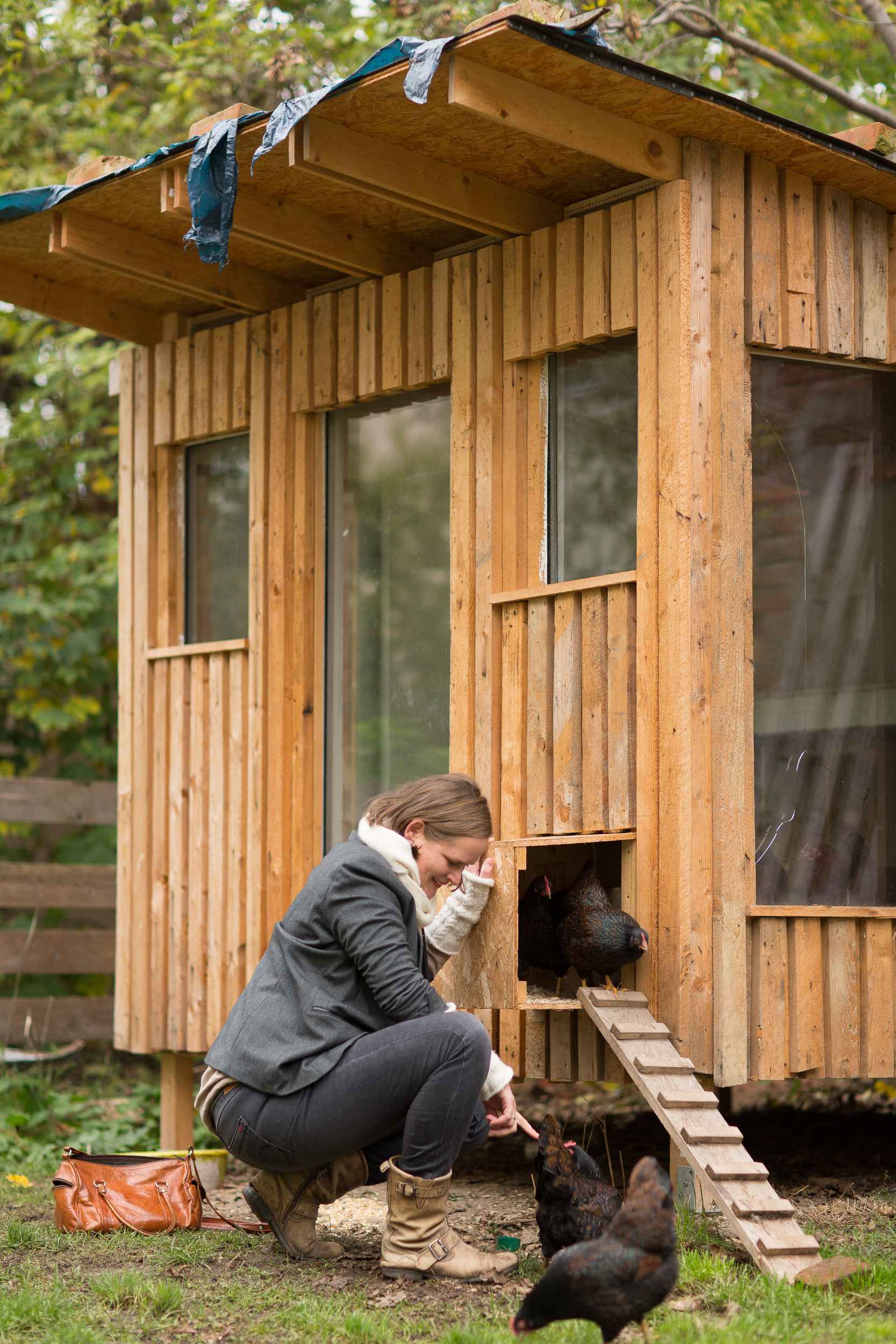 Karla Müller vor dem Hühnerstall der Nachbarschaftsgärten Leiipzig.