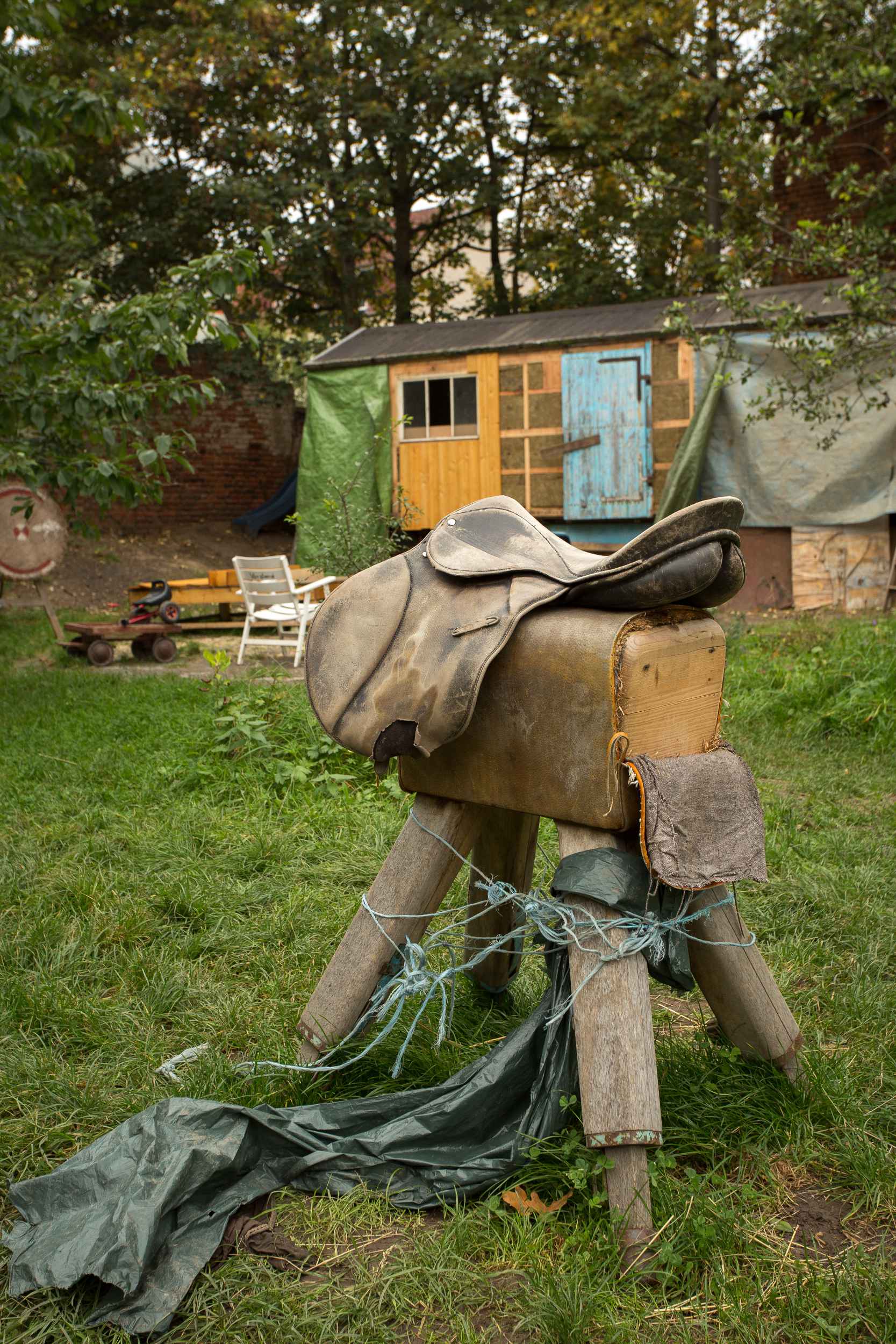 Ponyreiten für Anfänger. Es befinden sich viele Spielgeräte in den Gärten.