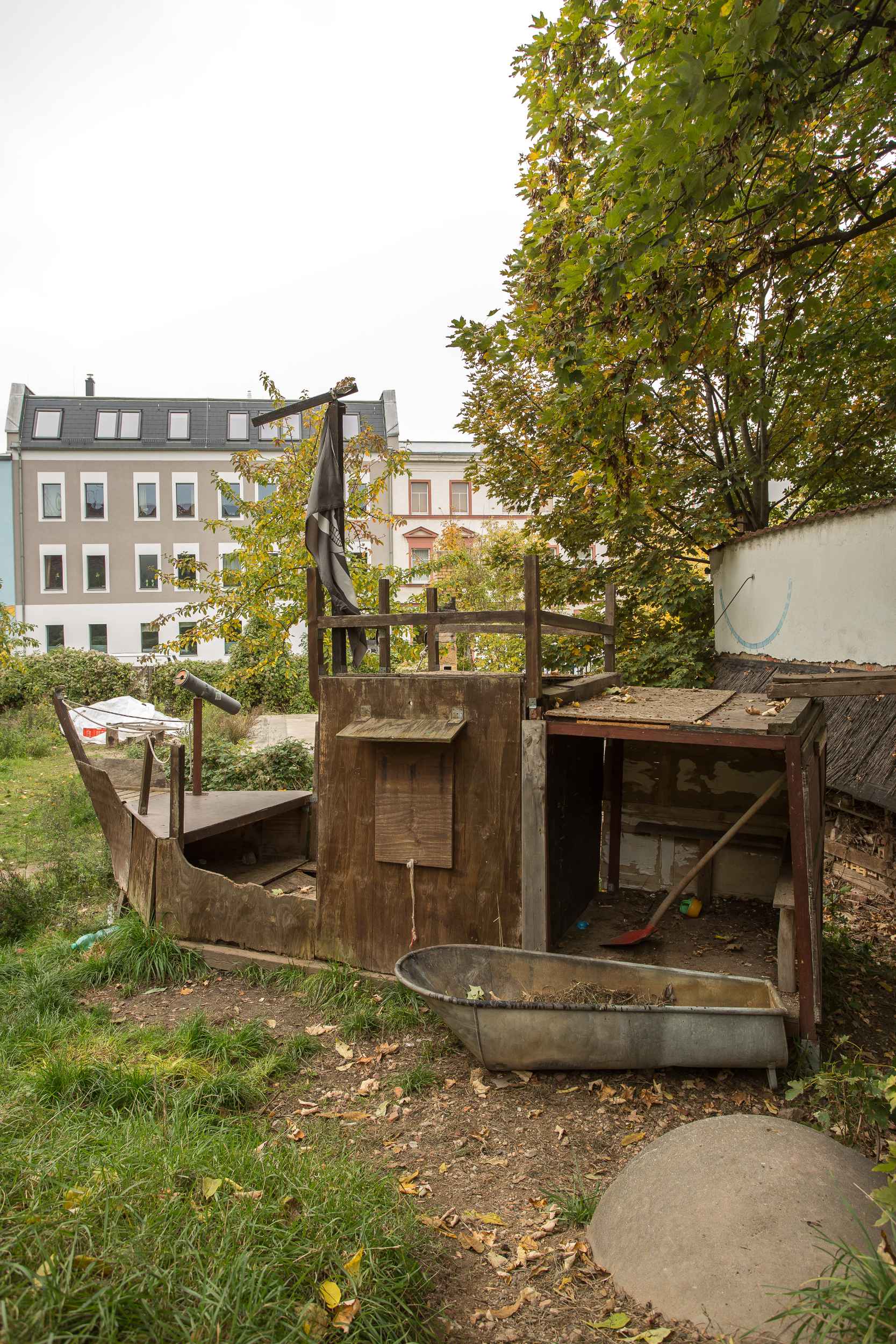 Das Piratenschiff von der hinteren Seite aus gesehen. Eine gern genutze Spielfläche für Kinder.