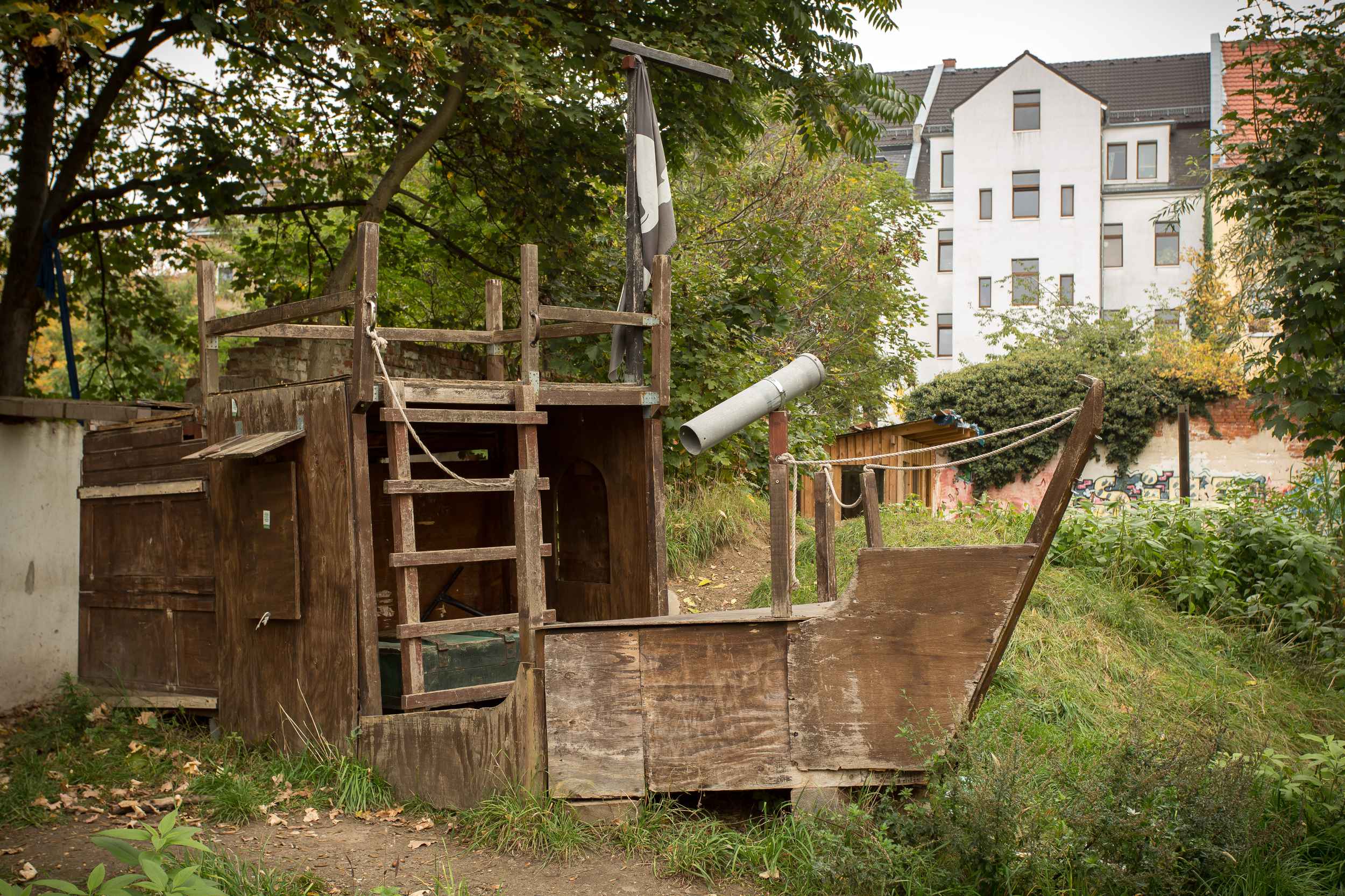 In den Nachbarschaftsgärten in Leipzig Lindenau gibt es viele Spielmöglichkeiten für Kinder, die in ehrenamtlicher Arbeit gebaut wurden, wie zum Beispiel das Piratenschiff. 