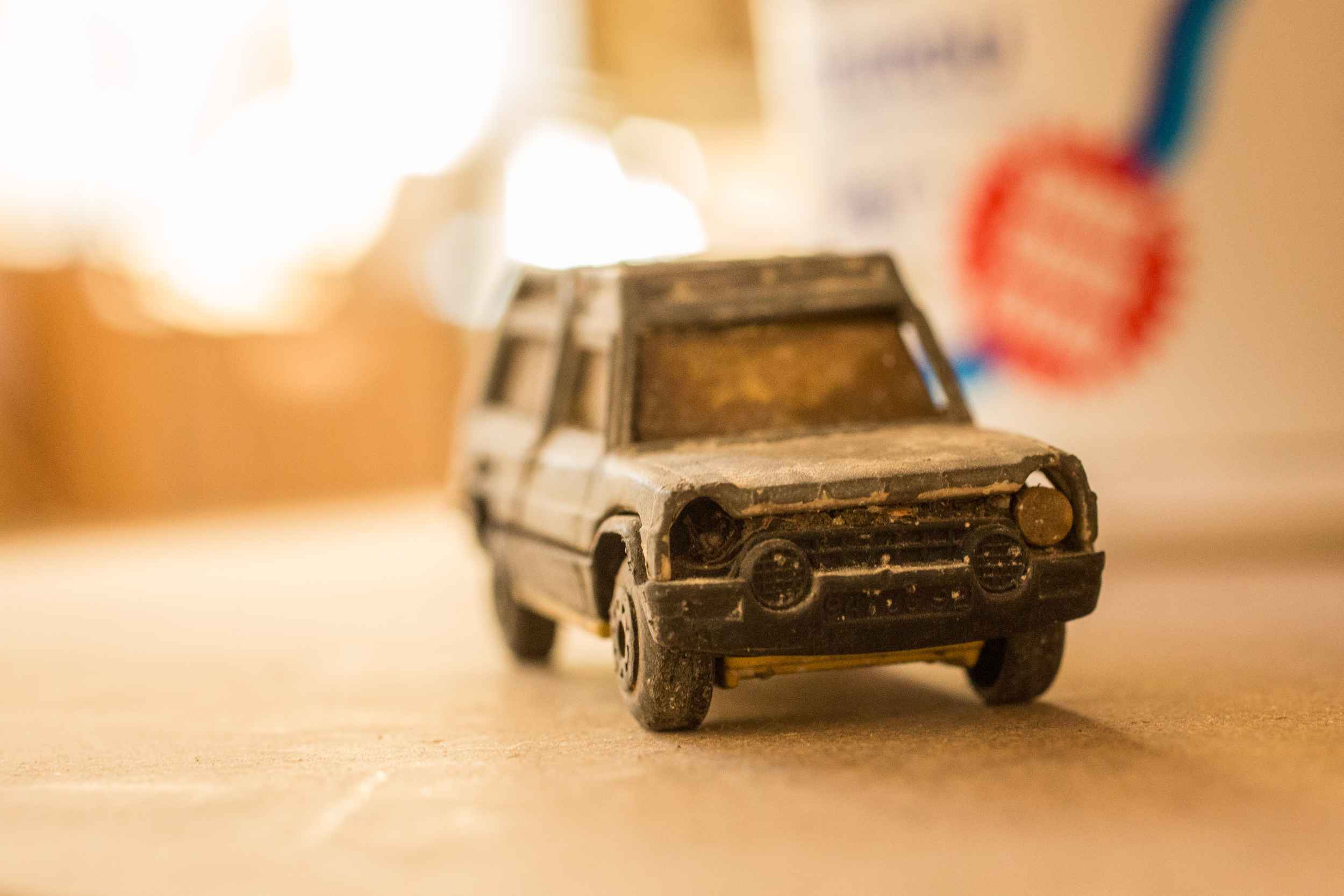 Ein Modellauto, das scheinbar direkt von einer Safari zurückgekehrt ist.