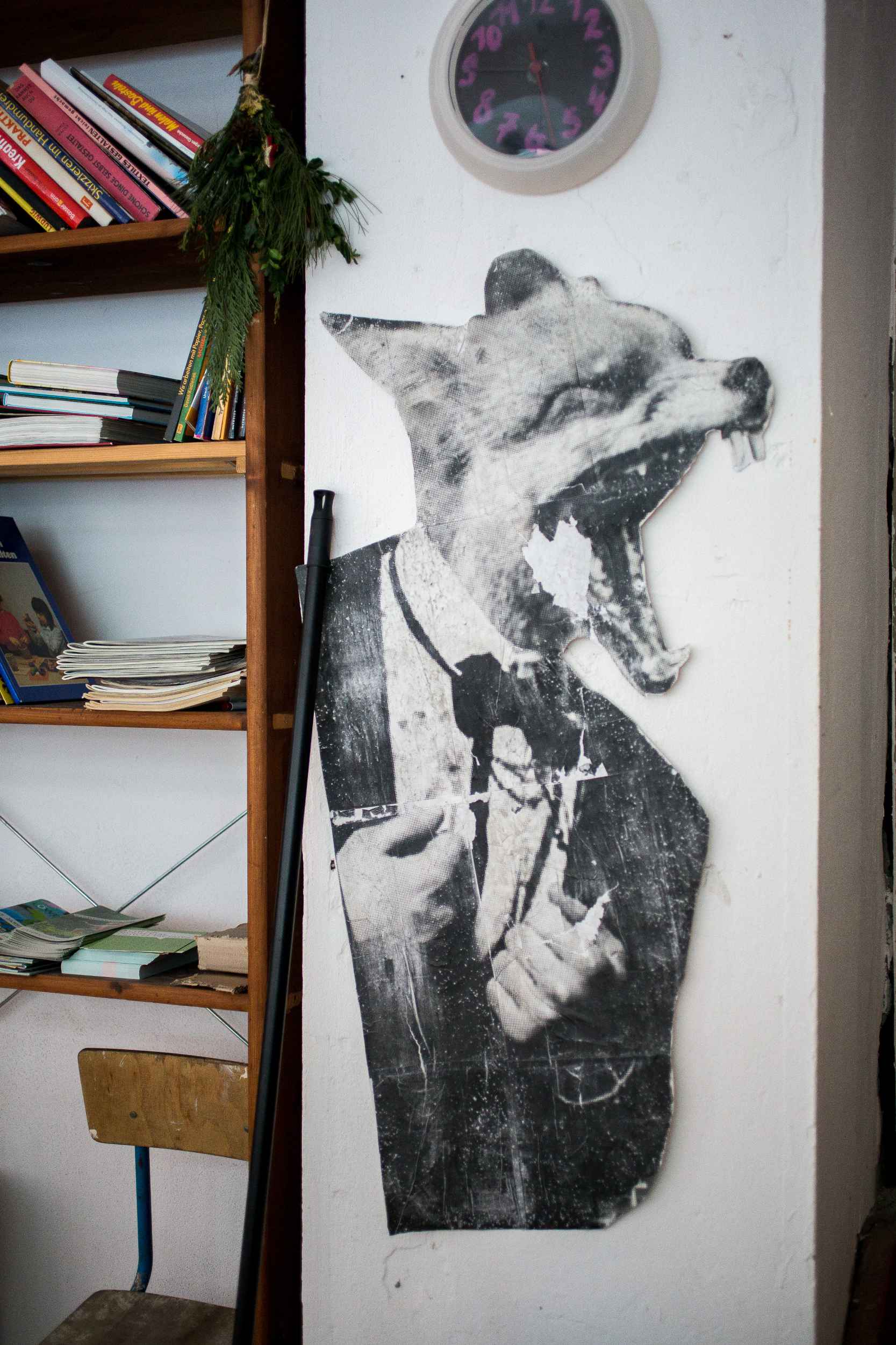 Ein Plakat eines Fuchses hängt an der Wand.