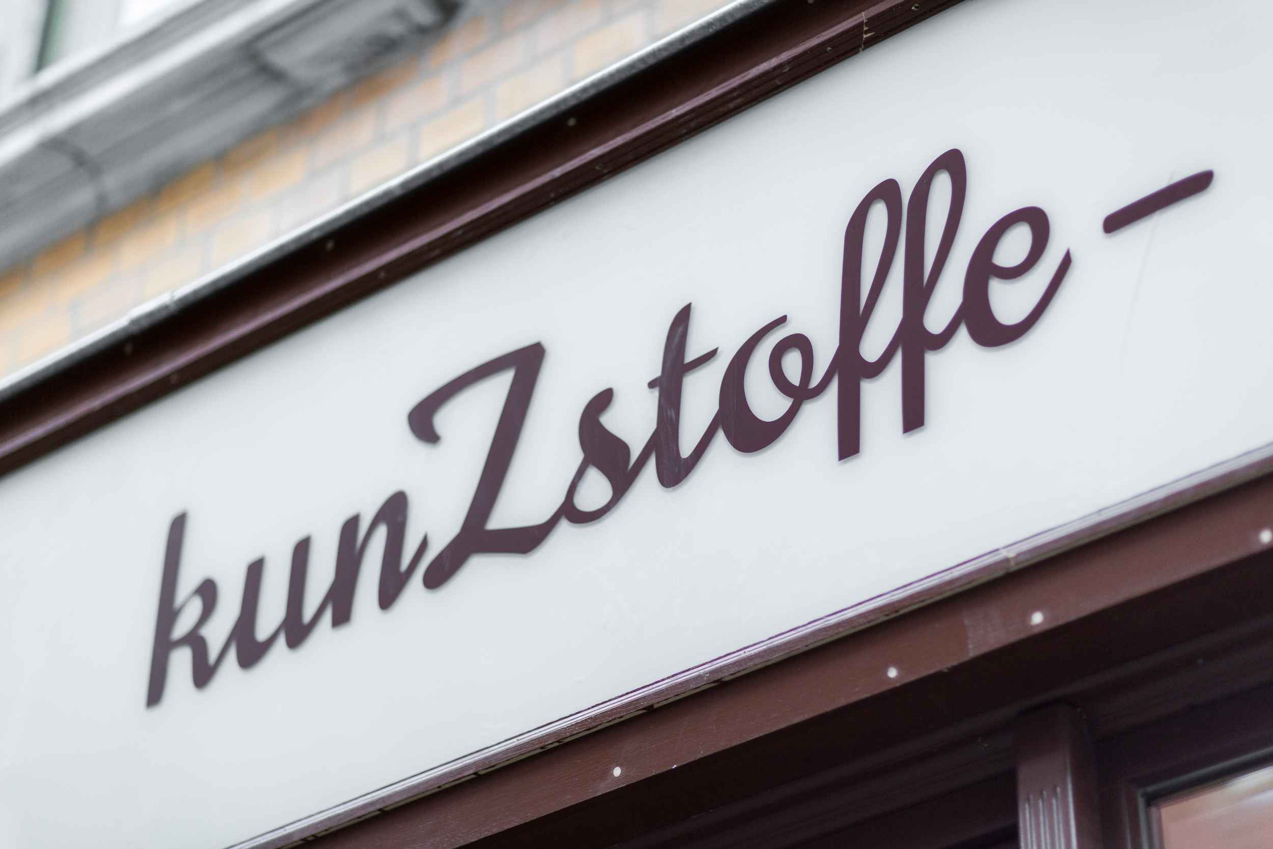 Das Eingangsschild von Kunzstoffe.