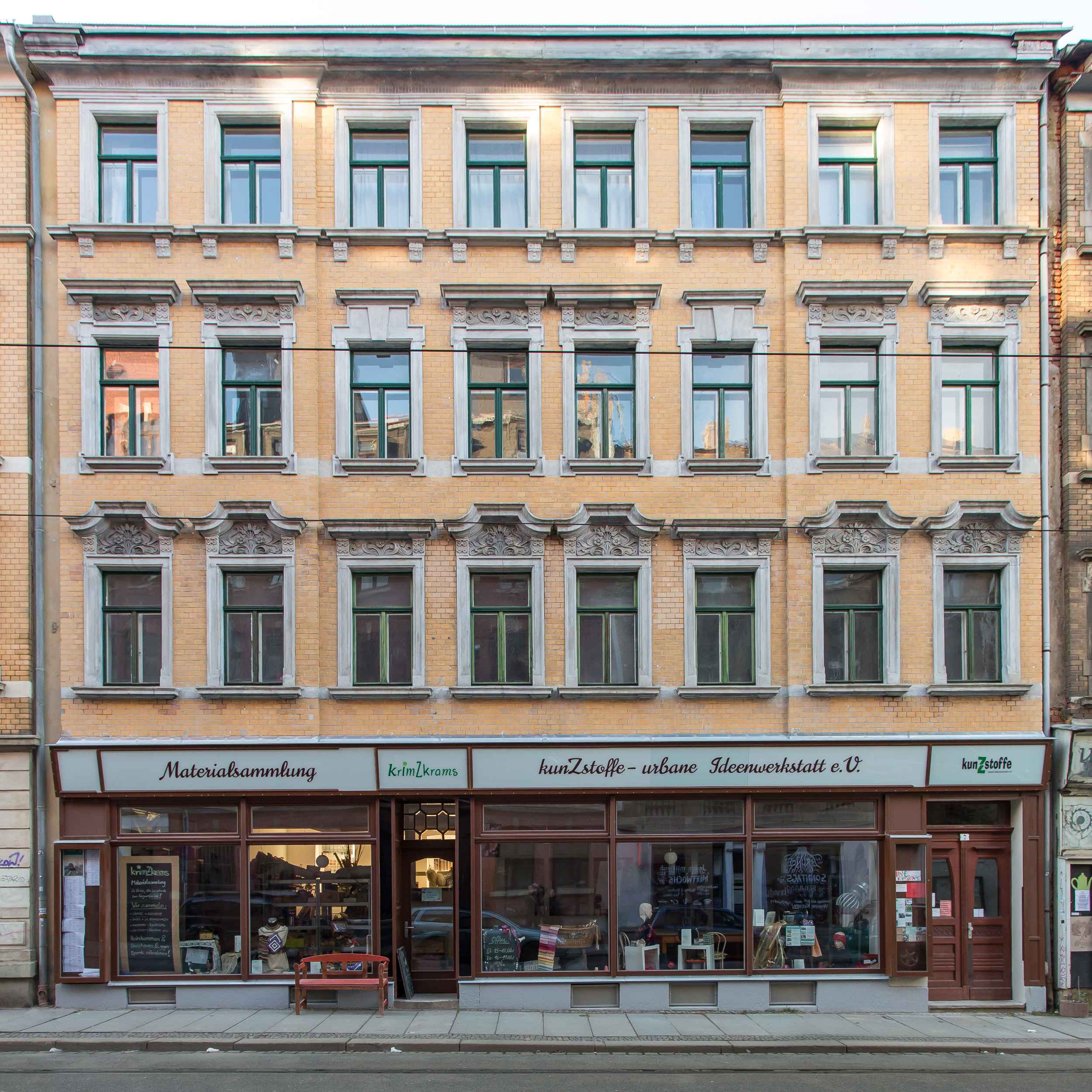 Der Eingang des Vereinsgebäudes von Kunzstoffe auf der Georg-Schwarz-Strasse in Leipzig Lindenau.