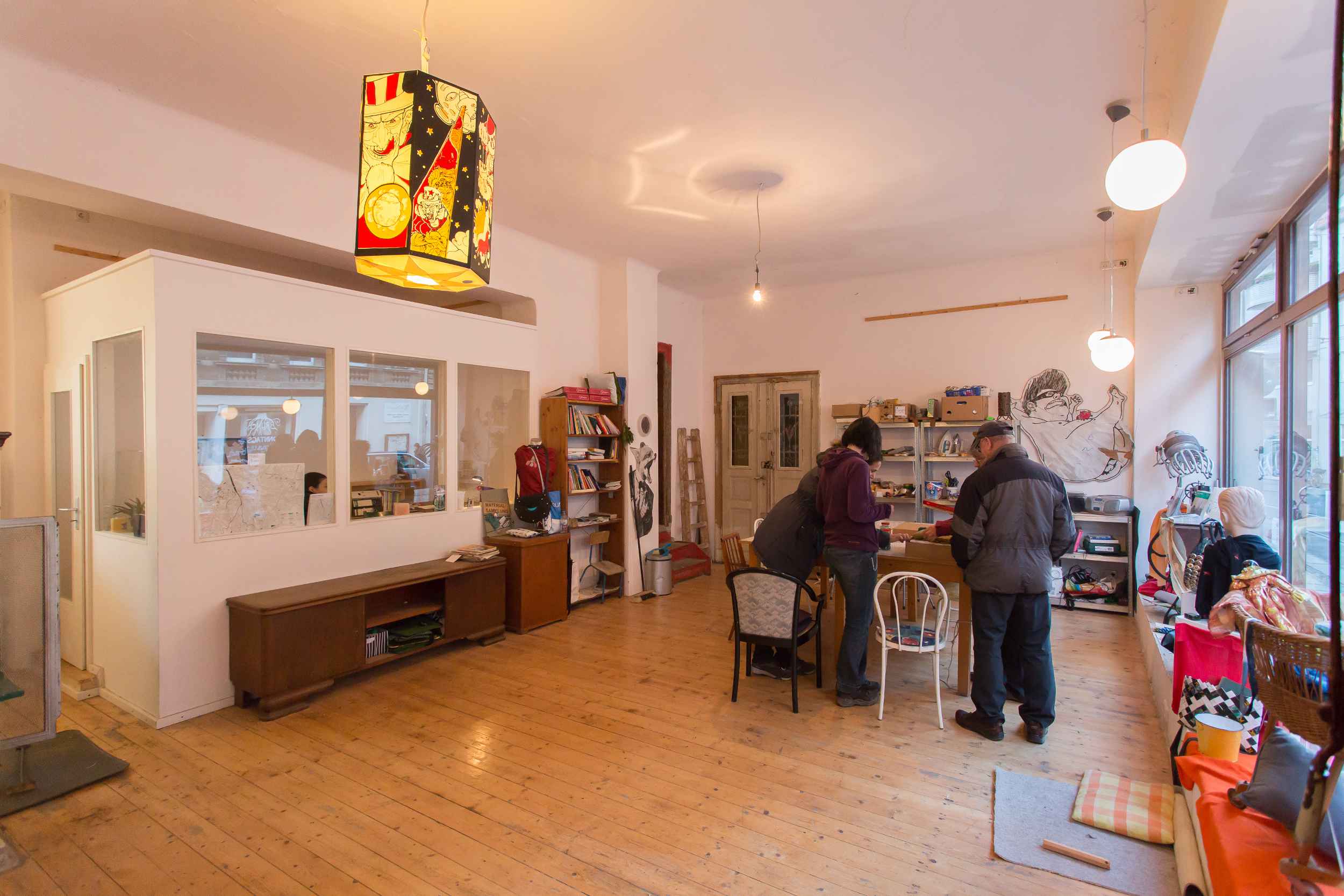 Mehrere Personen begutachten die mitgebrachte Ware.