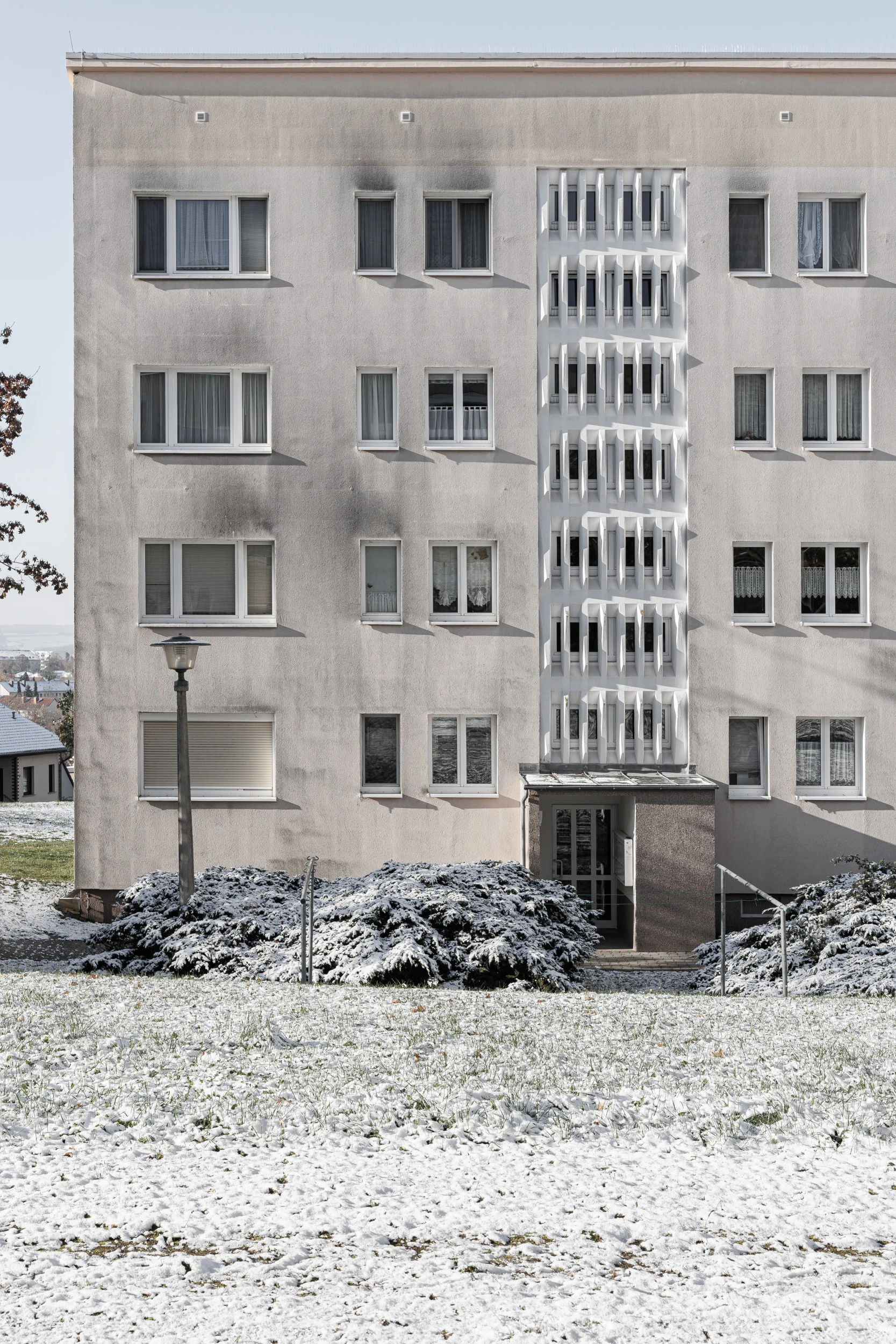 Ein Gebäude in einer Plattenbausiedlung im Winter in Zeitz.