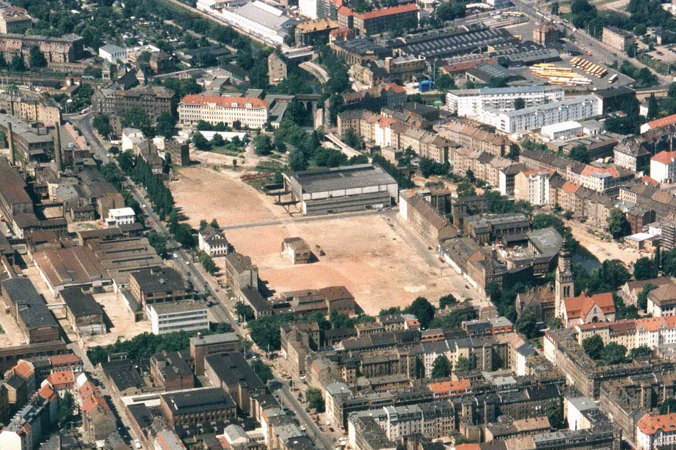 Im Jahr 1996 waren die meisten Gebäude bereits abgerissen und es blieb eine betonierte Fläche.