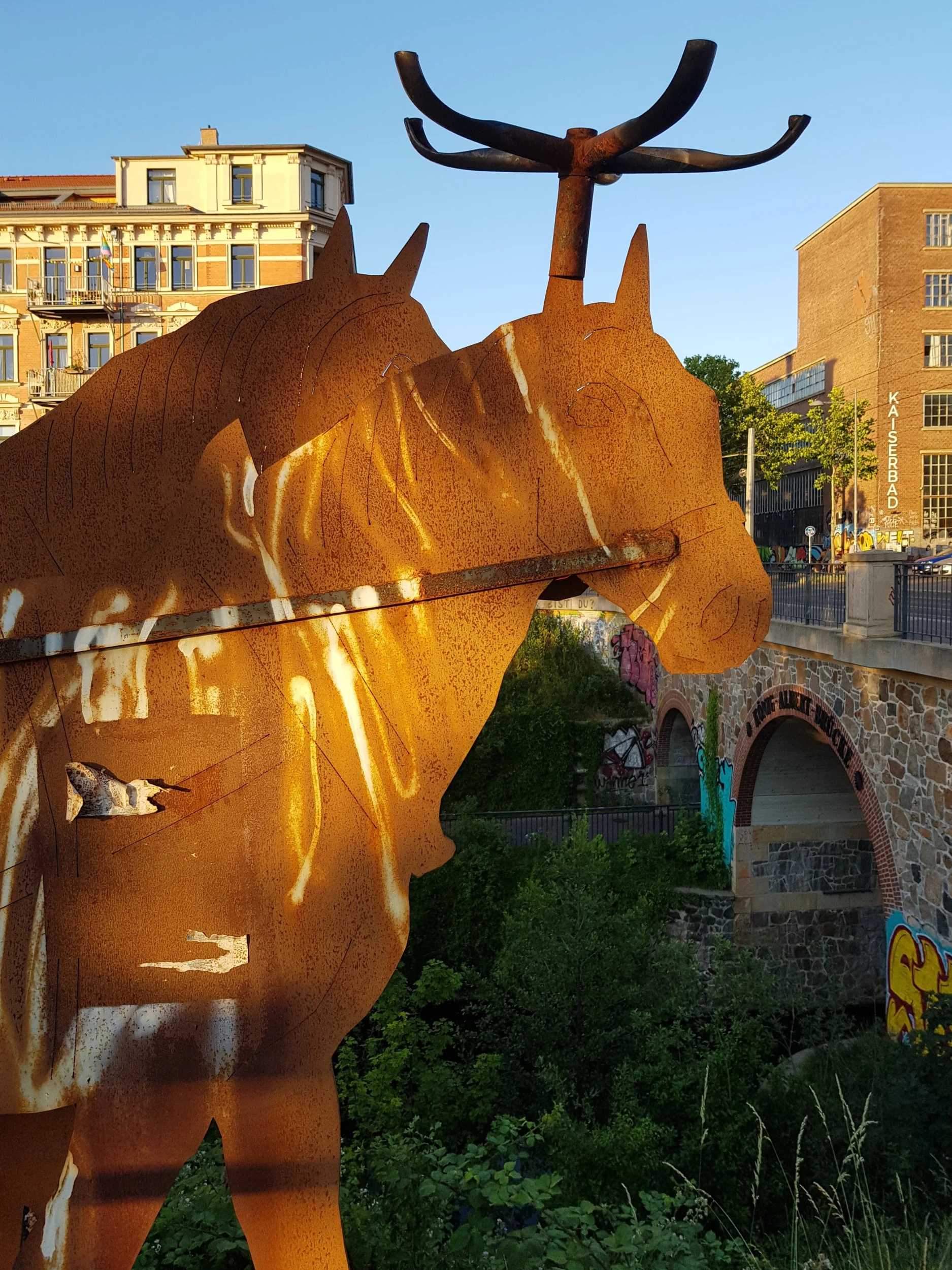 Das Denkmal am Jahrtausendfeld wird nicht aktiv gepflegt. So kommt es immer wieder zu teilweise skurilen Interventionen der Anwohner.