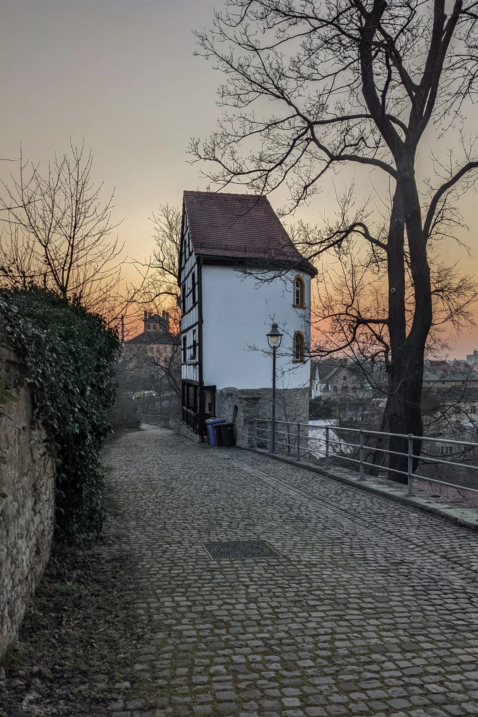 Der ehemalige Wächterturm an der Stadtmauer in Zeitz in der Abendsonne.