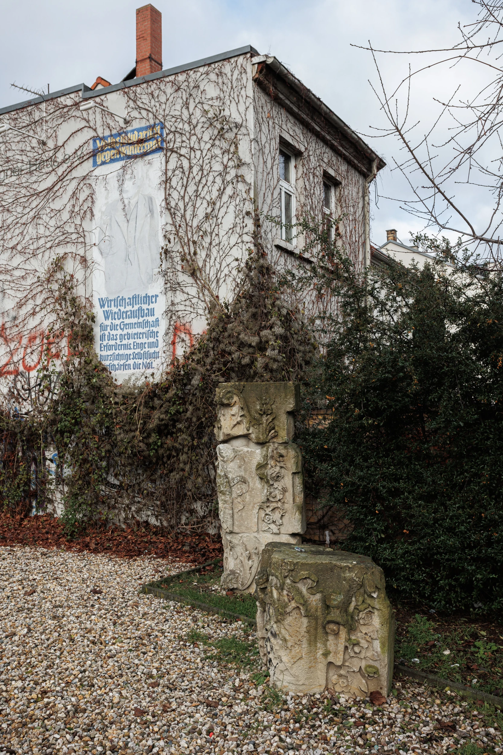 Angrenzendes Gebäude am Memorial Felsenkeller.
