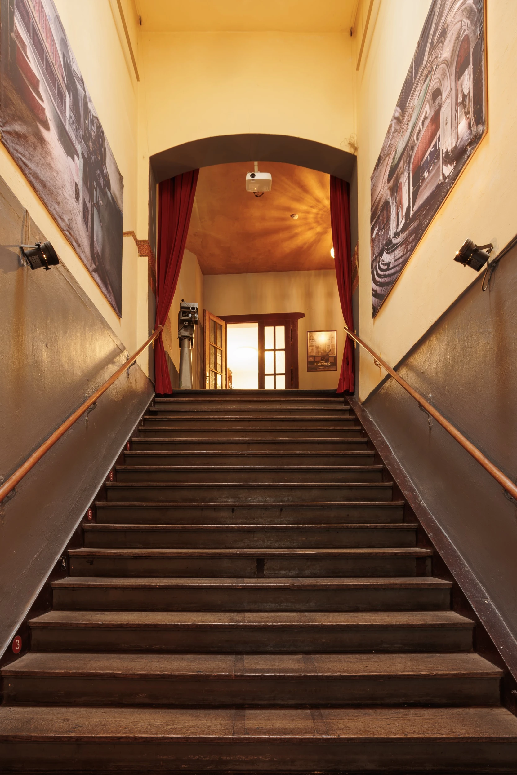Aufgang in der oberen Teil der Schaubühne Lindenfels.