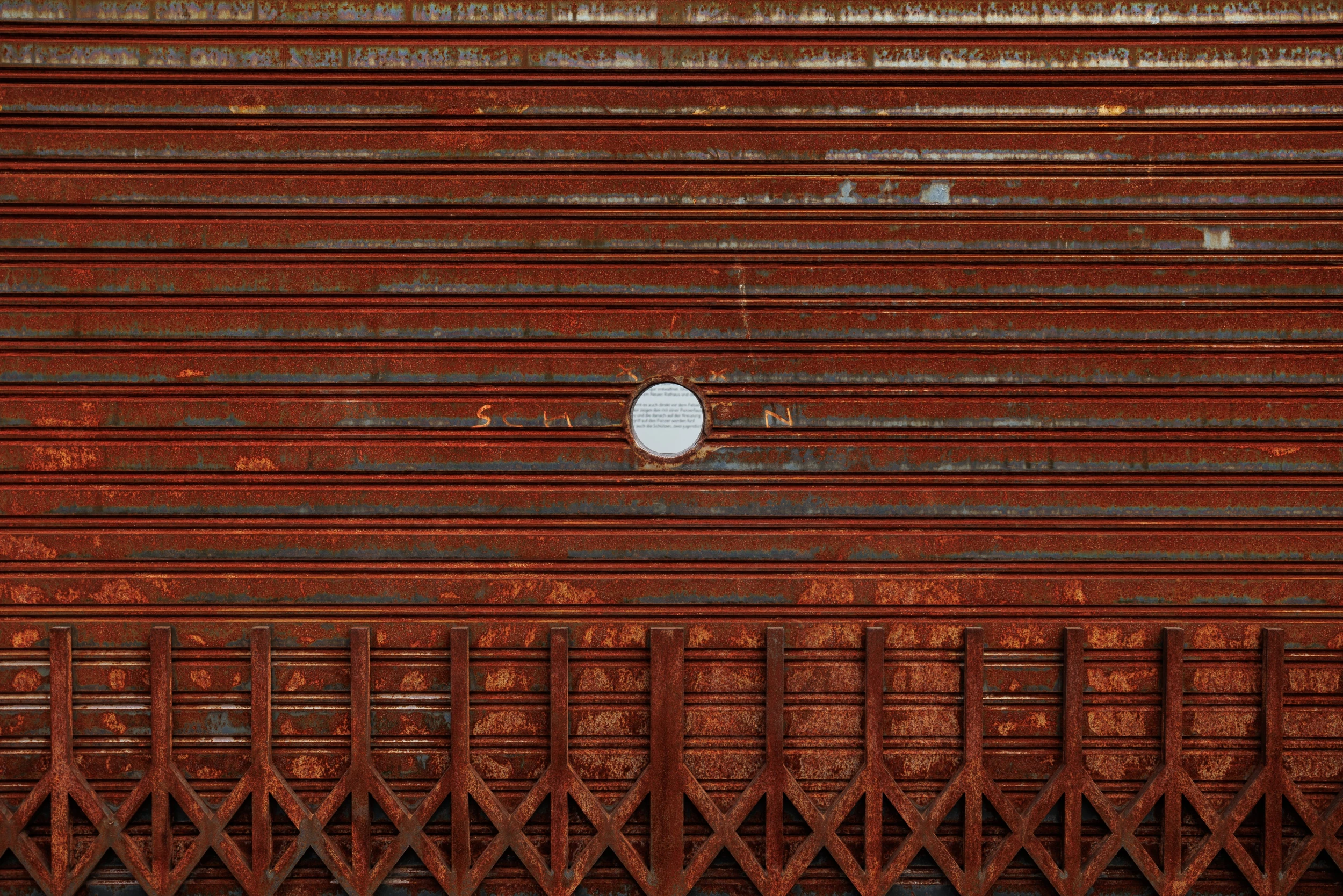 Eine Öffnung in der Größe des Einschussloches.