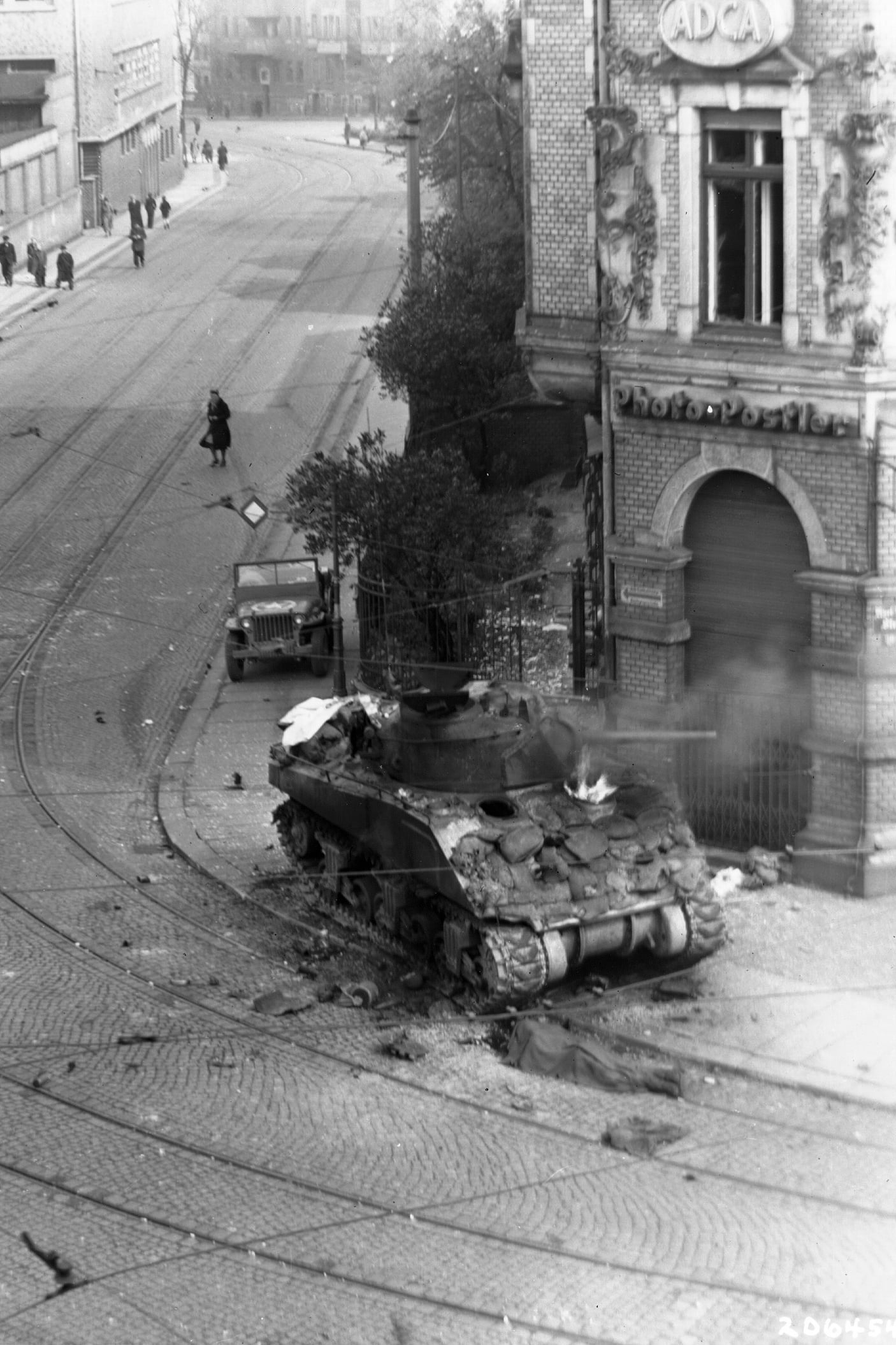 Historische Aufnahme des ausgbrannten M4 Panzers am Felsenkeller.