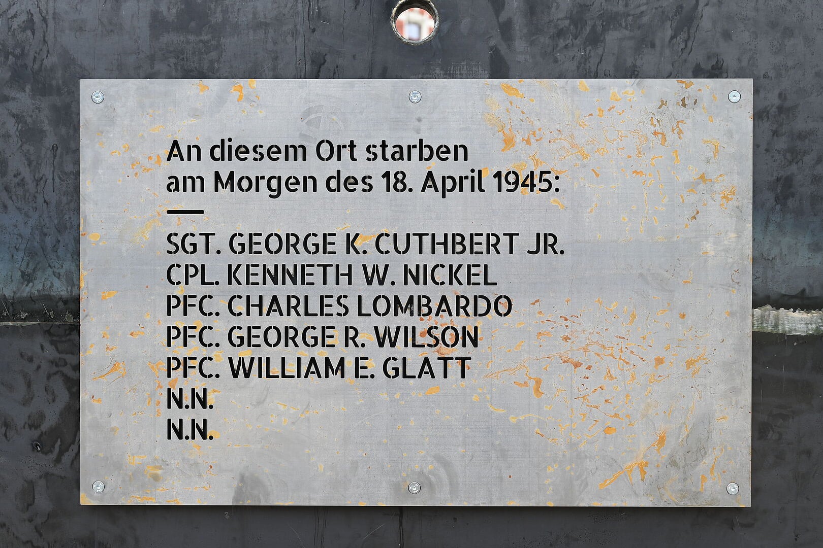 Gedenktafel an die am Felsenkeller ums Leben gekommenen Soldaten.