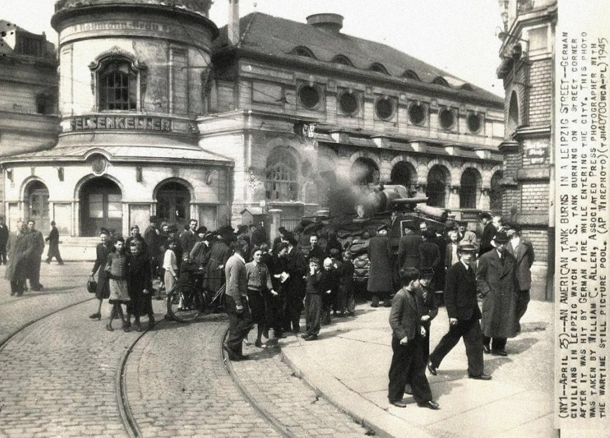Historische Aufnahme nach dem Panzerbeschuss im April 1945 in Leipzig Plagwitz.
