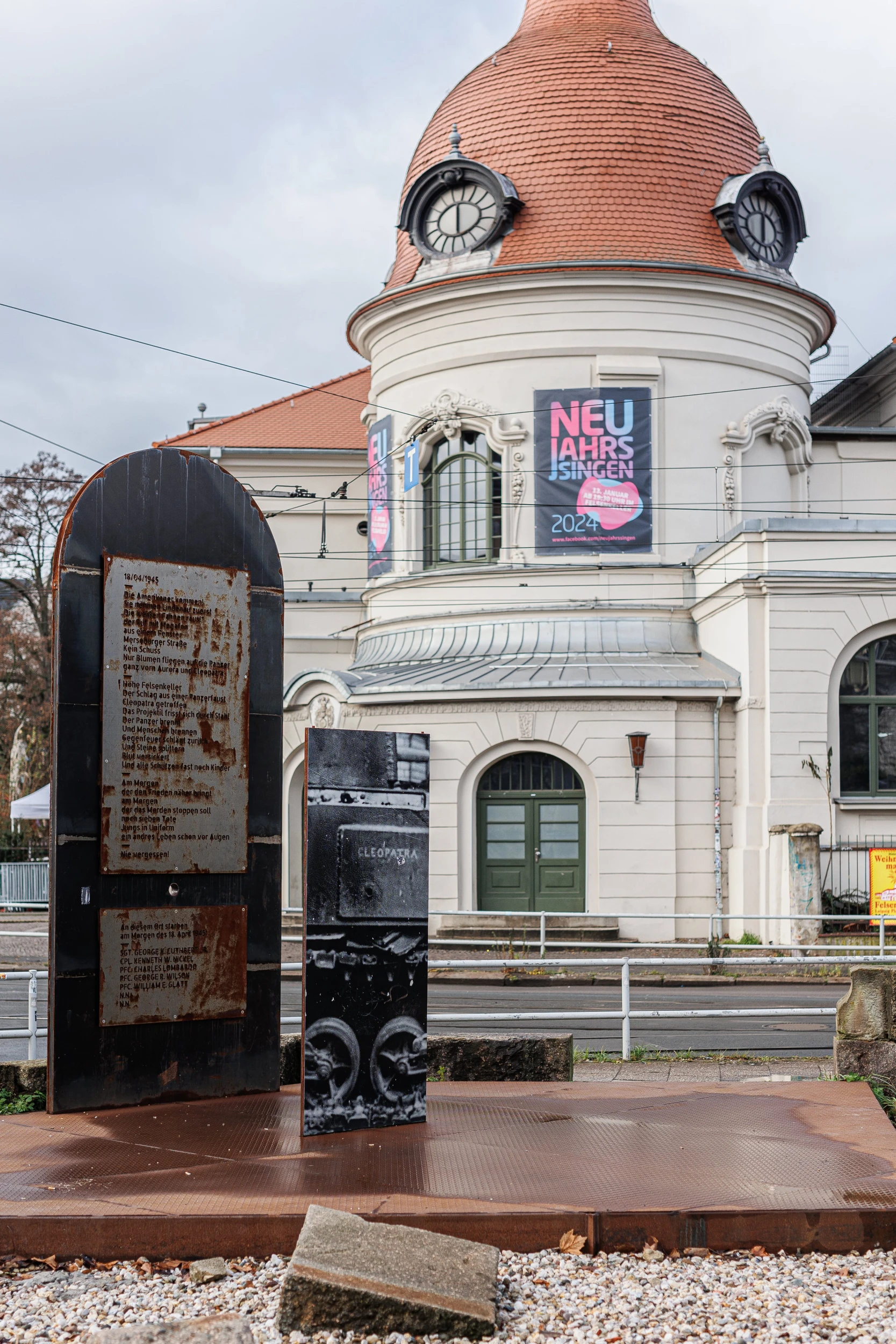 Das Memorial am Felsenkeller in Leipzig Plagwitz. Im Hintergrund ist der Felsenkeller zu erkennen.