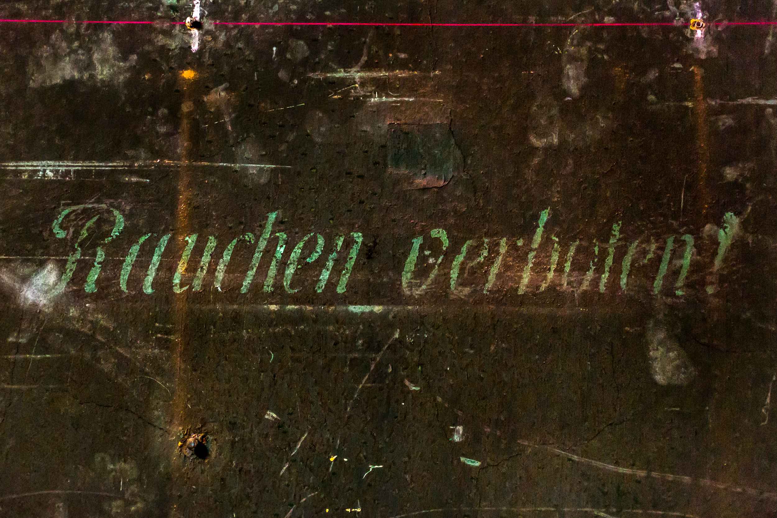 Rauchen verboten. Ein Detail an einer Wand in den Räumen der Schaubühne.