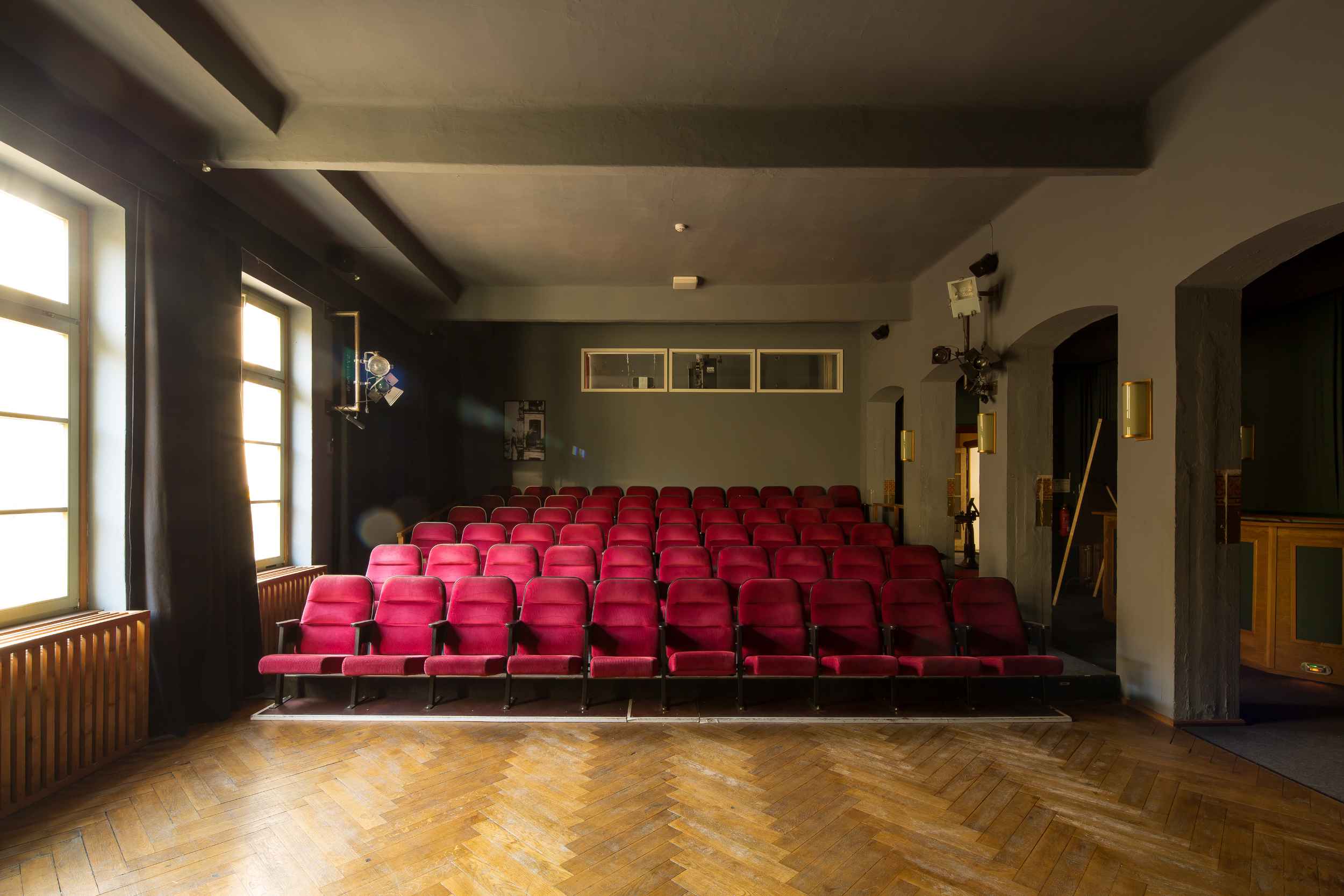 Im Grünen Salon, im Obergeschoss der Schaubühne Lindenfels in Leipzig Lindenau, werden regelmäßig Filmreihen gezeigt, die ausgewählten Regisseuren gewidmet sind.