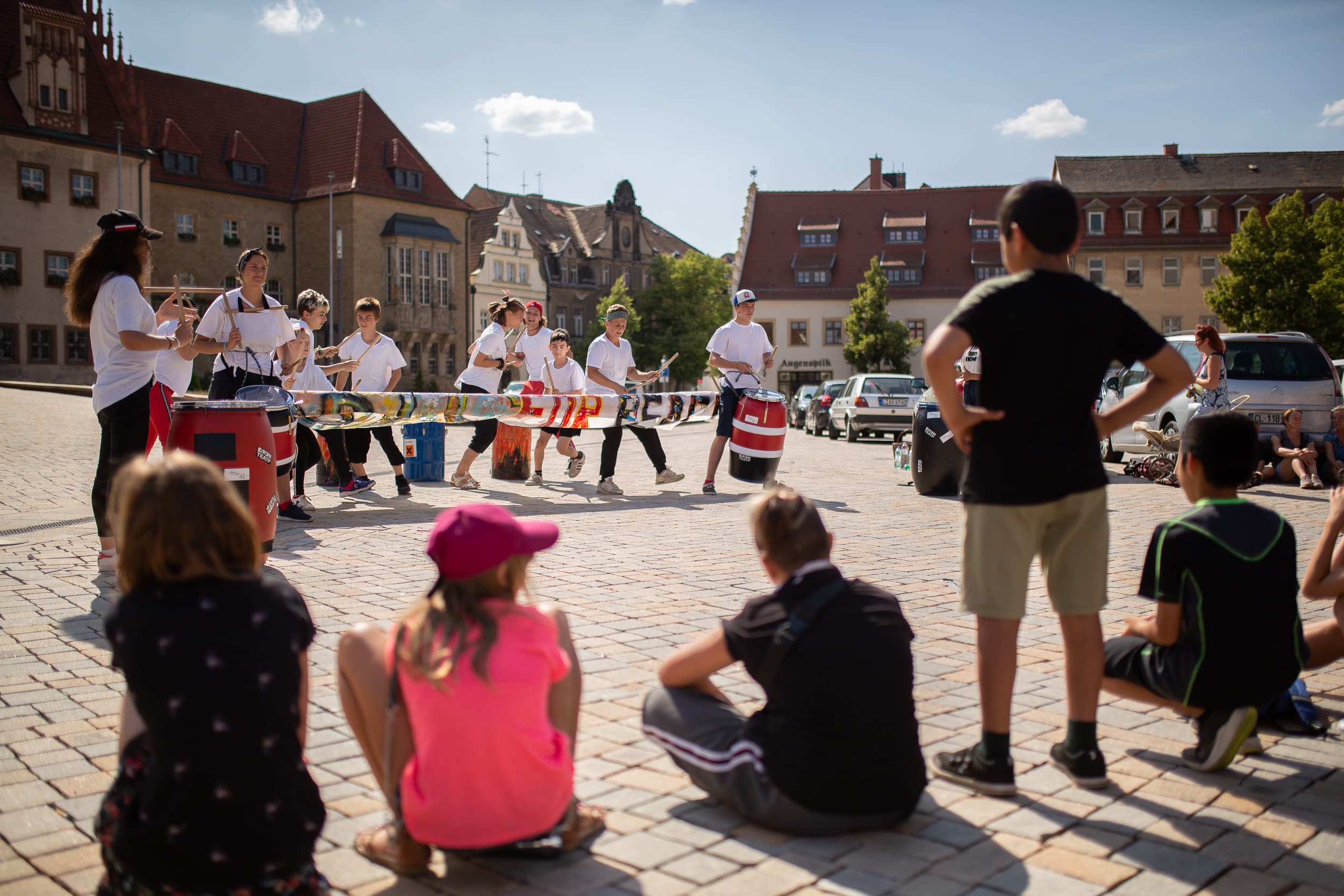 Trommel- und Gesangsaufführung auf dem Altmarkt in Zeitz.