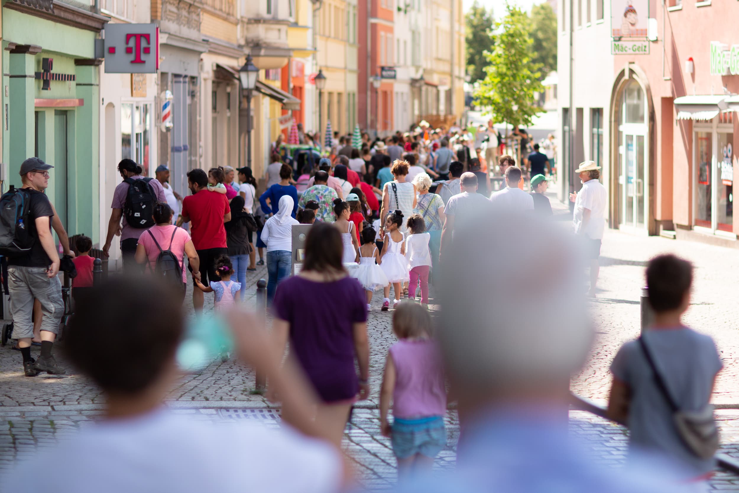 Viele Besucher begleiteten die Parade der Kinder des Zirkus Upsala durch die Zeitzer Innenstadt