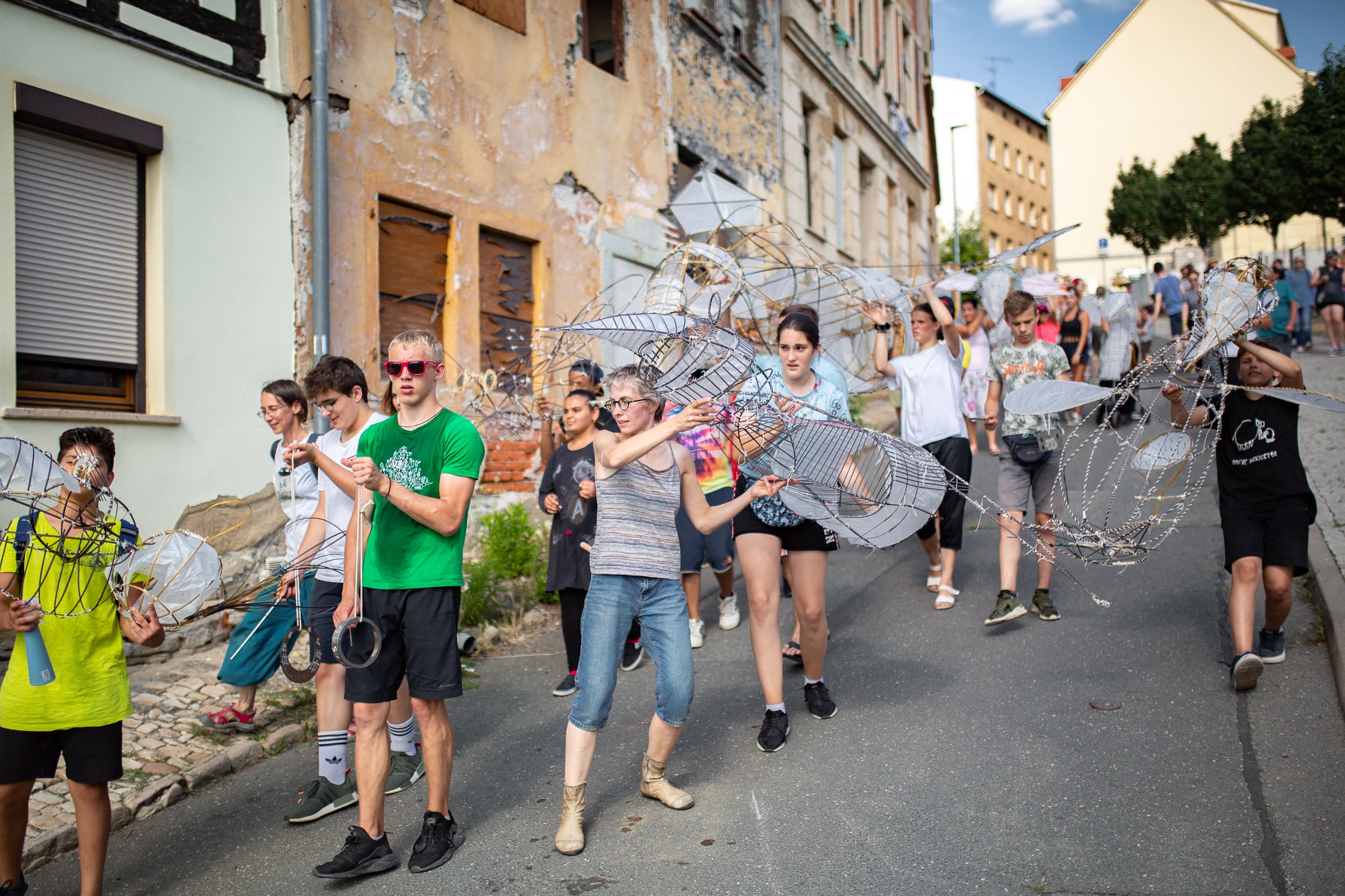 Im Art-Objekte Workshop wurden die leichten Vögelobjekte gebaut, in der Scharrenstraße waren sie Teil der Performance.