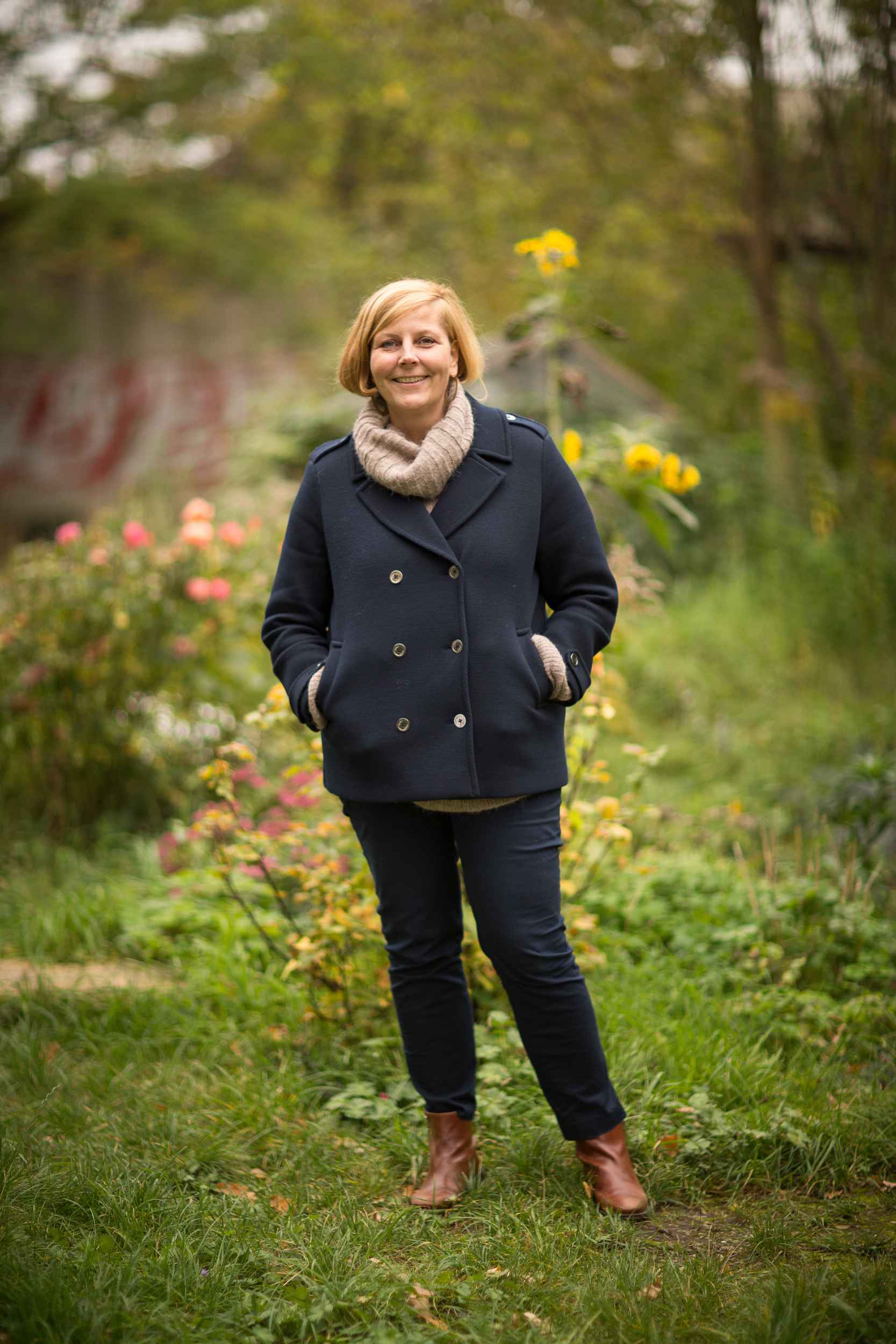 Birgit Seeberger in der grünen Oase der Nachbarschaftsgärten.