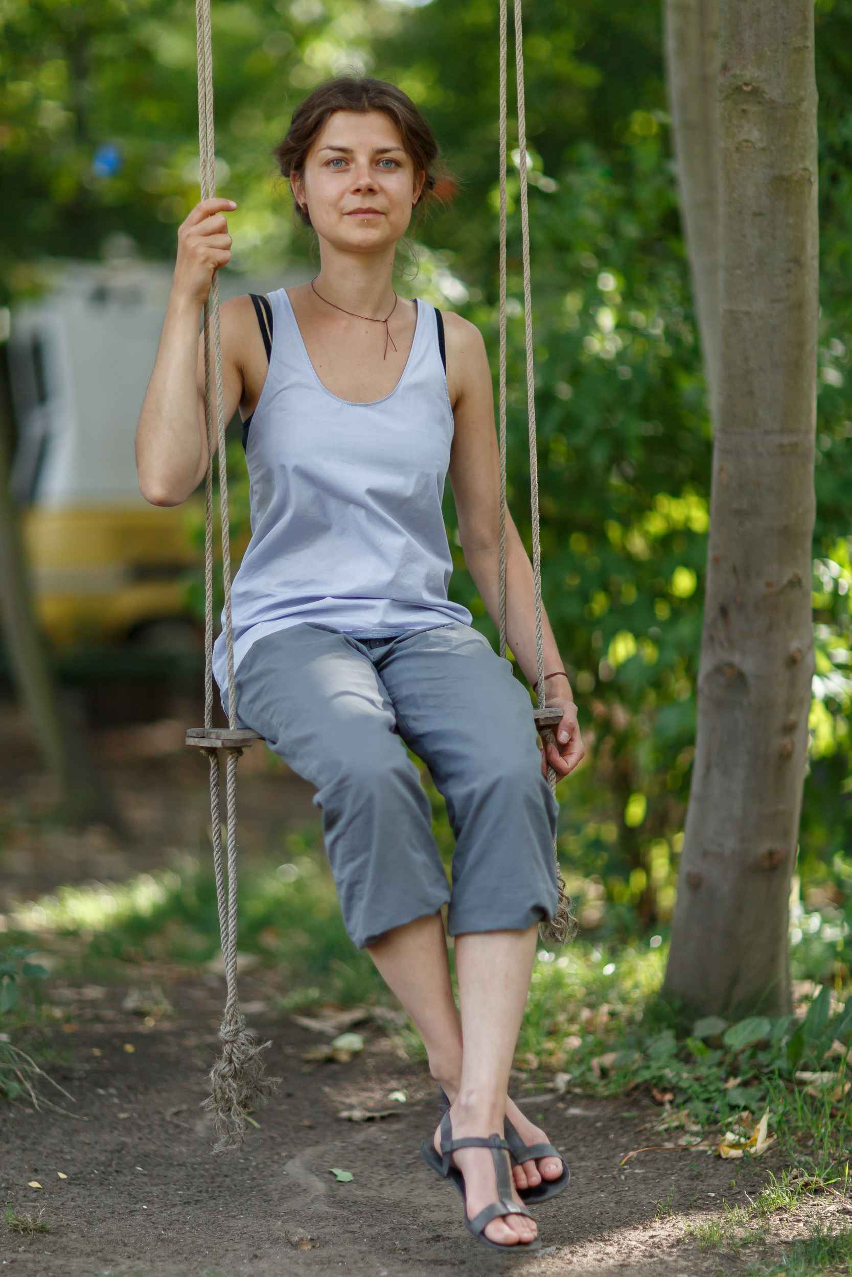 Ellen Klein auf einer Schaukel im Garten von Annalinde in Leipzig Lindenau.