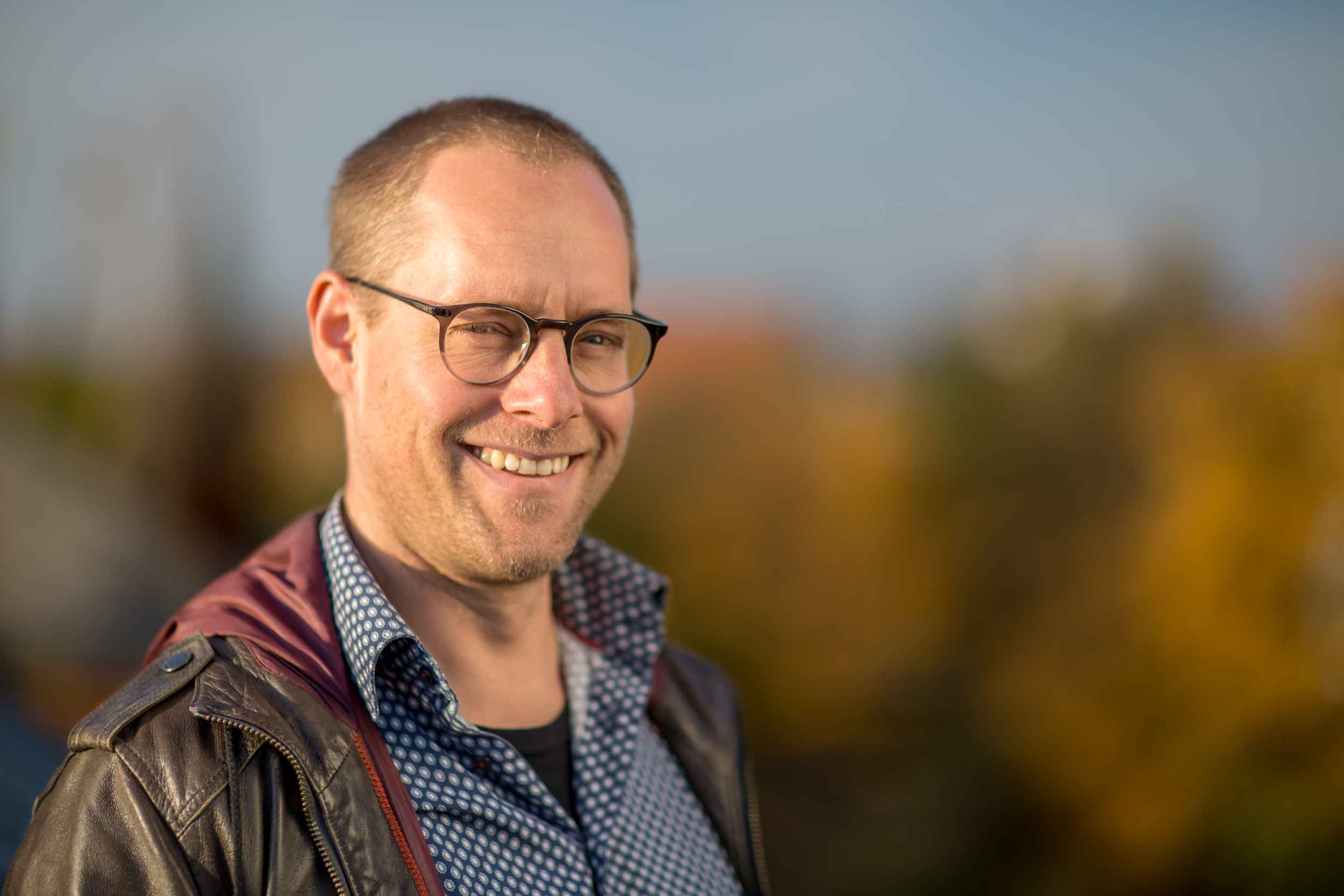 Sebastian Stiess auf der Terasse des Gebäudes in der Josephstraße