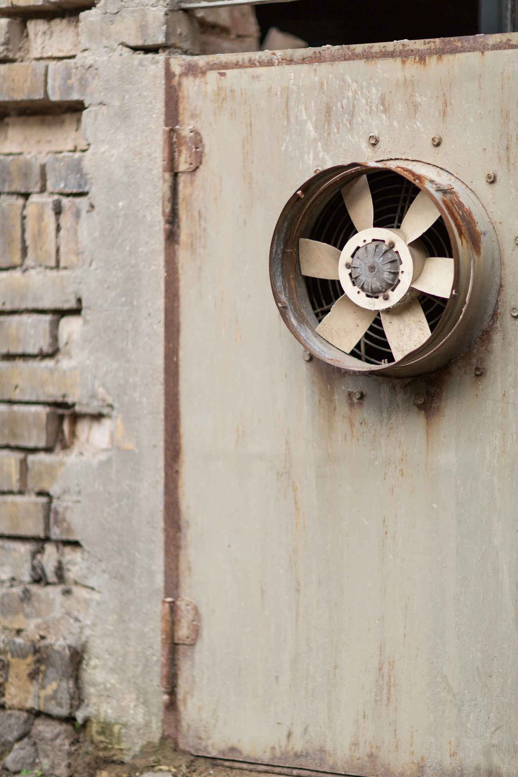 Entlüftungschacht und Ventilator des ehemaligen Industriegebäudes im Bildhauerviertel Leipzig. 