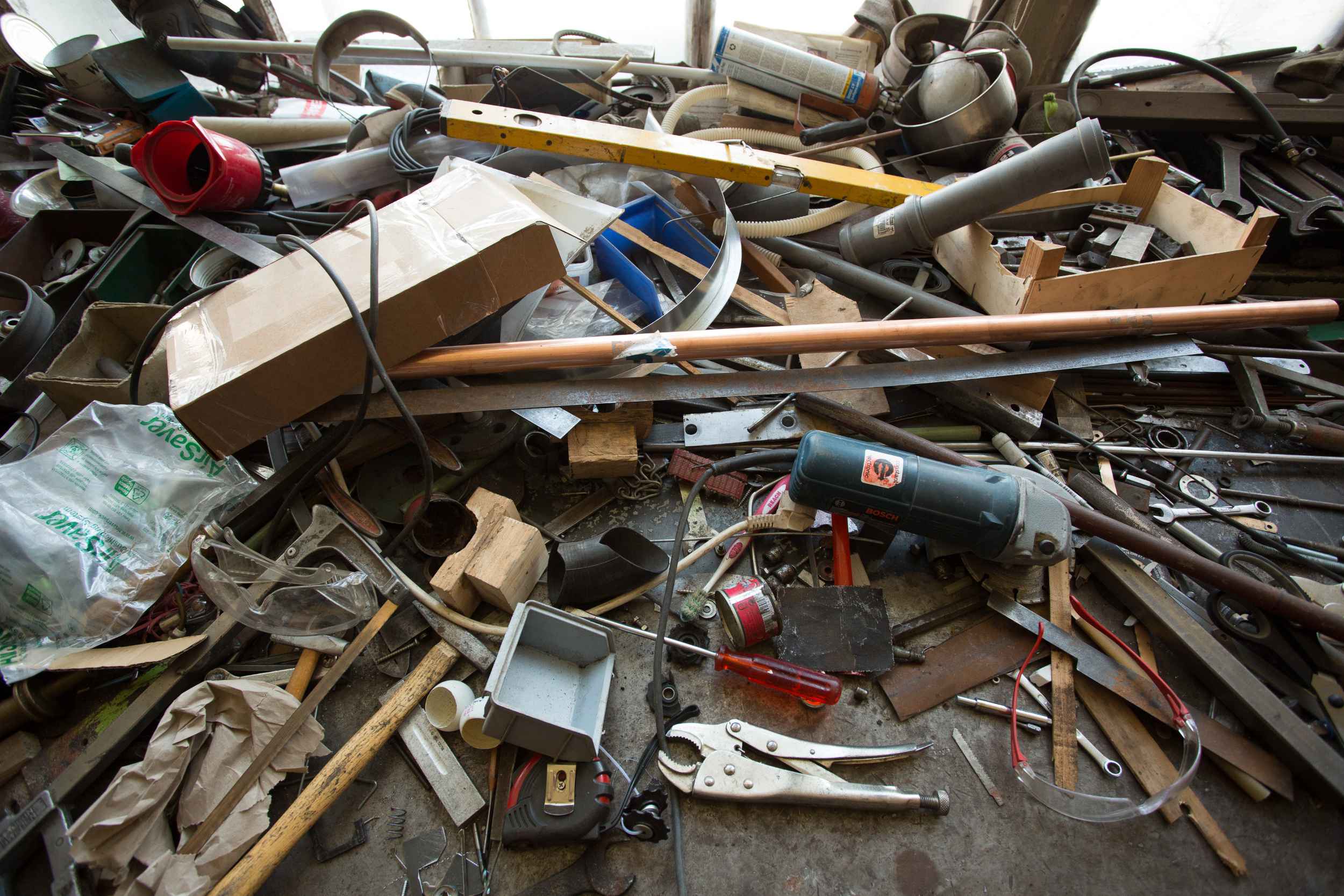 Was auf den ersten Blick wie Sperrmüll wirkt, ist Basismaterial für die Erstellung der Figuren.